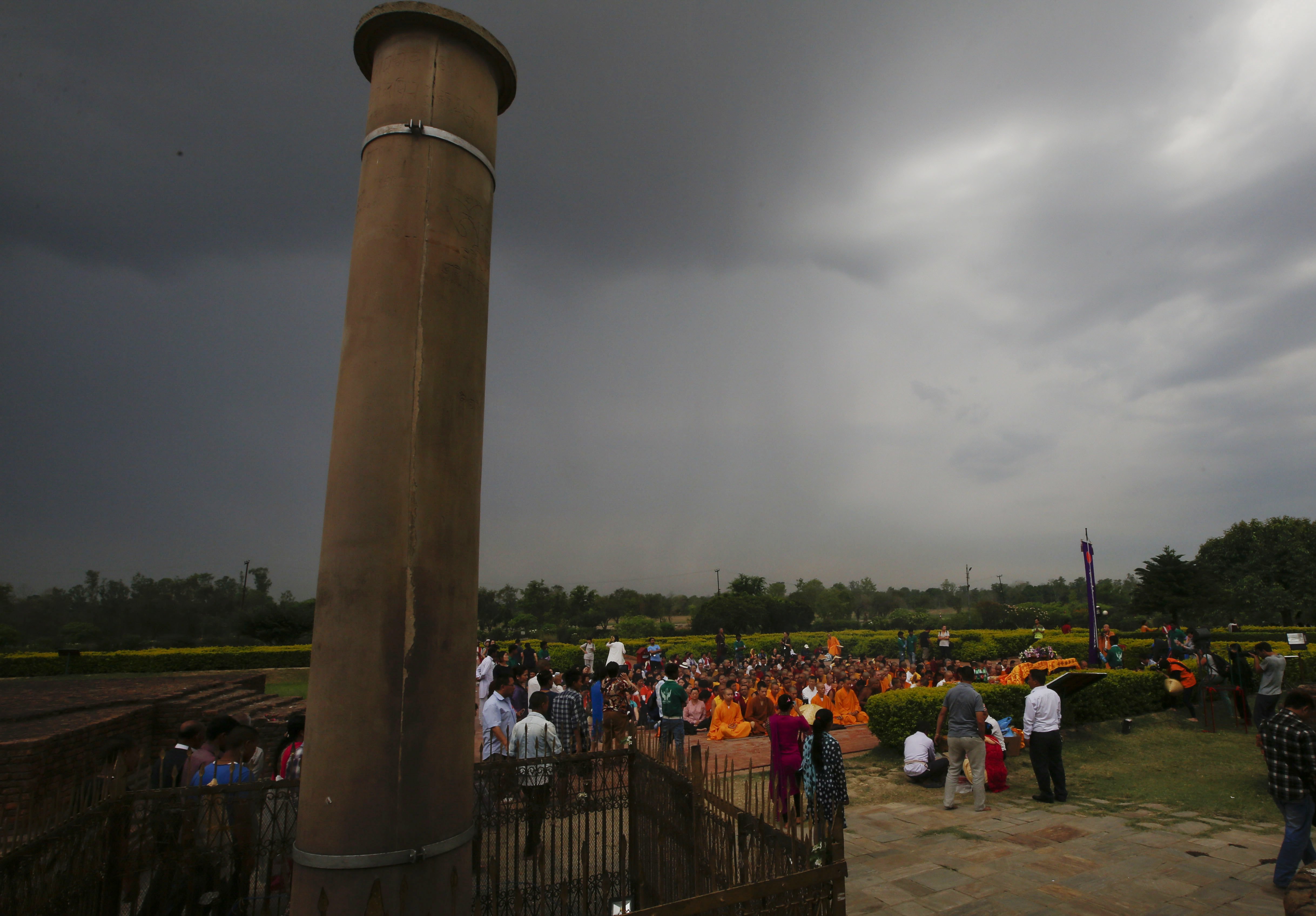 佛教徒在藍毗尼園摩耶夫人廟參加頌經法會，紀念佛誕。