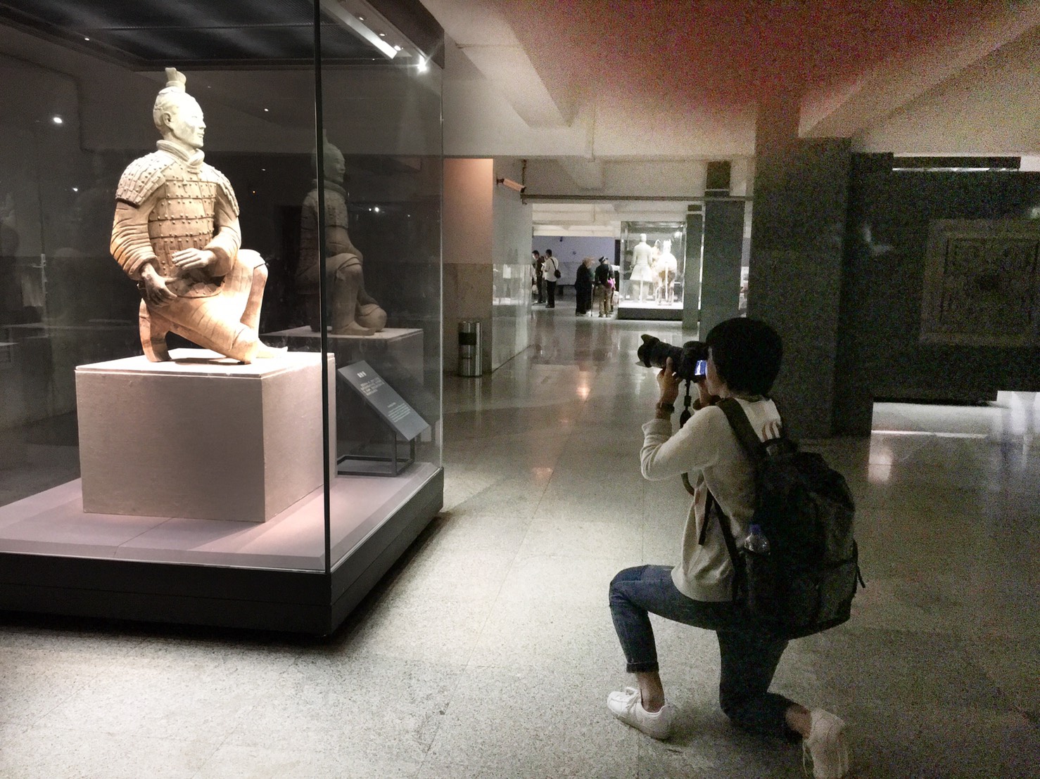 一尊細膩精彩的「跪射俑」，讓攝影都跪下來拍了。