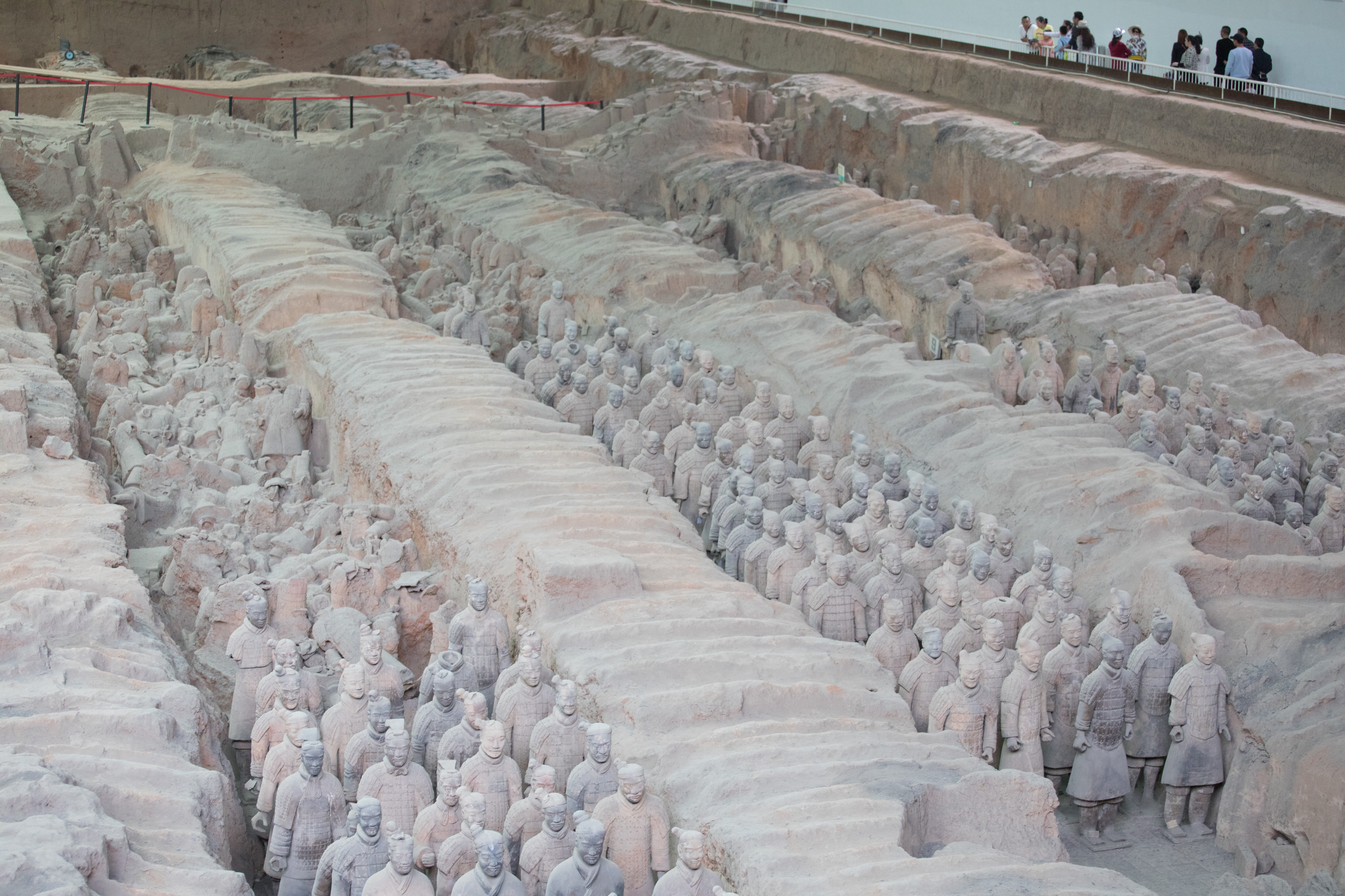 1號坑出土6千件的陶俑、陶馬,軍容聲勢浩大。