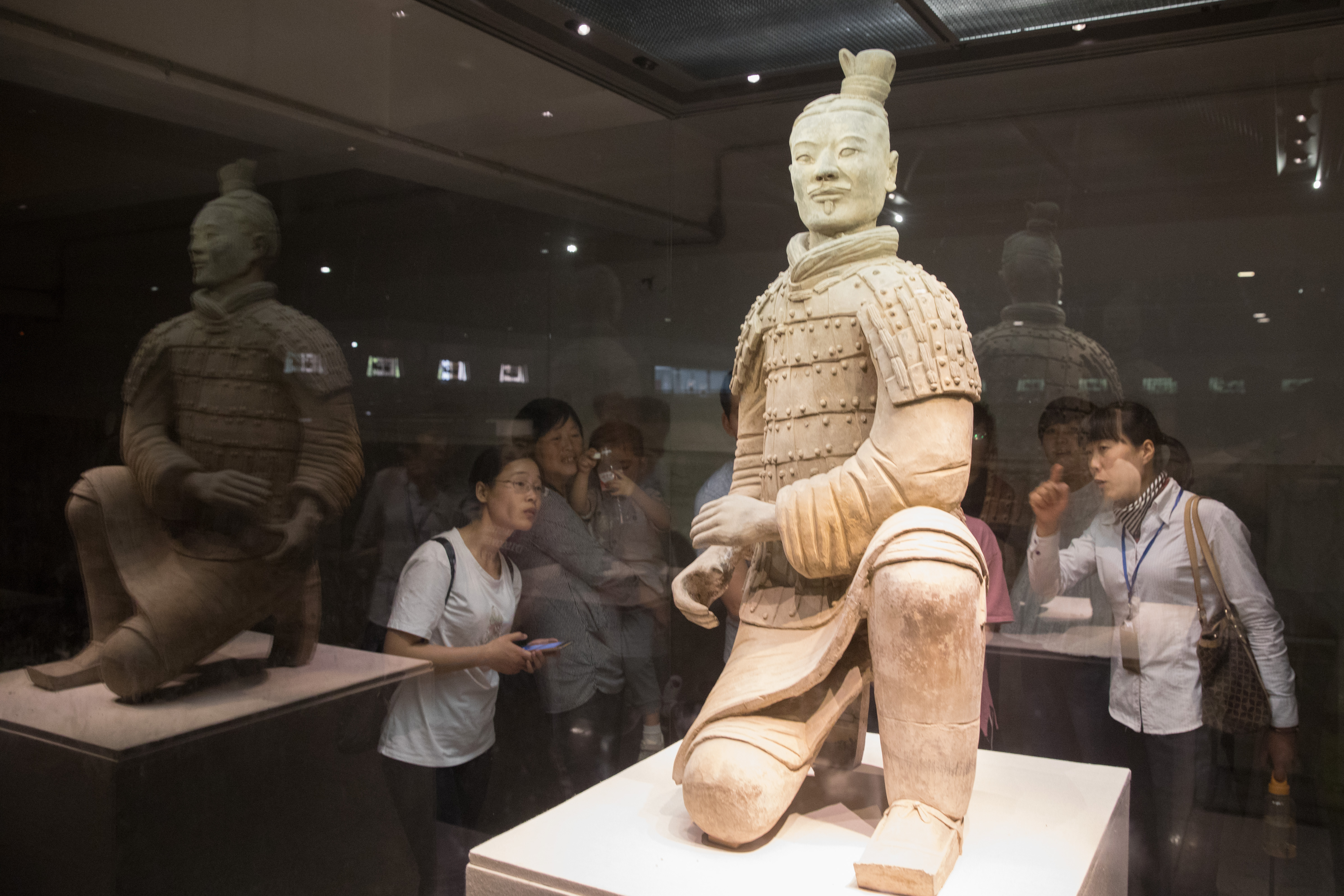 跪射武士俑比一般陶俑更加精细,表情神態和髮髻、甲片、履底等的刻畫生動傳神。
