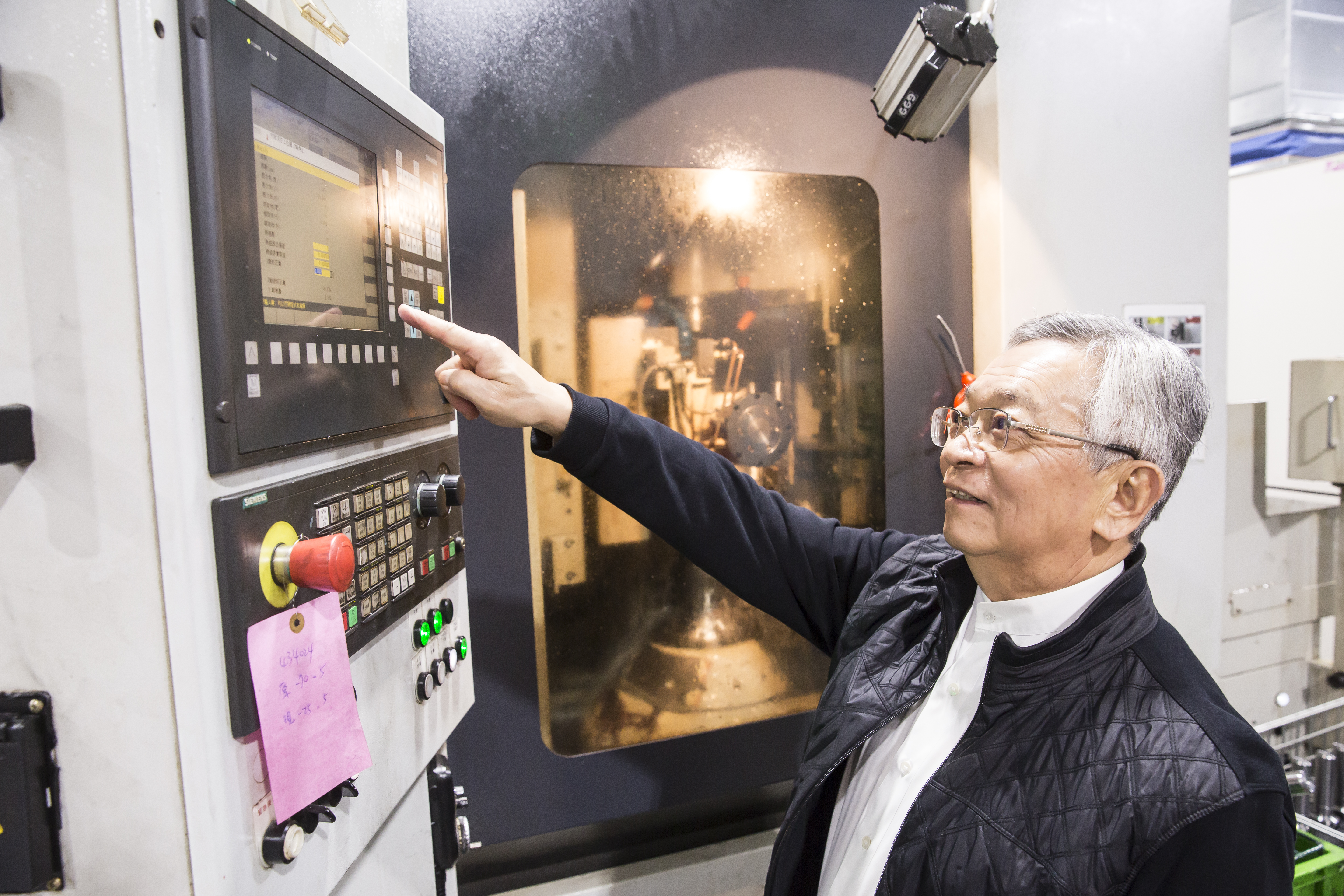 1989年沈國榮從吳火獅小祕書，因緣際會接下快倒閉的和大工業，對於機器操作和齒輪等傳動概念，到處請教問人，苦讀書籍與研究資料，現在都難不倒他。