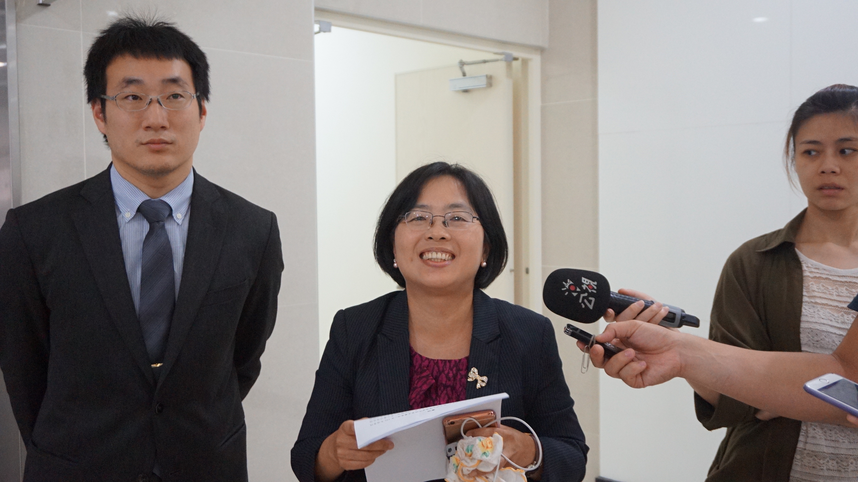 盧映潔（中）由律師廖晏崧（左）陪同受訪，她強調自己沒有假造證據，也沒有違法錄音。