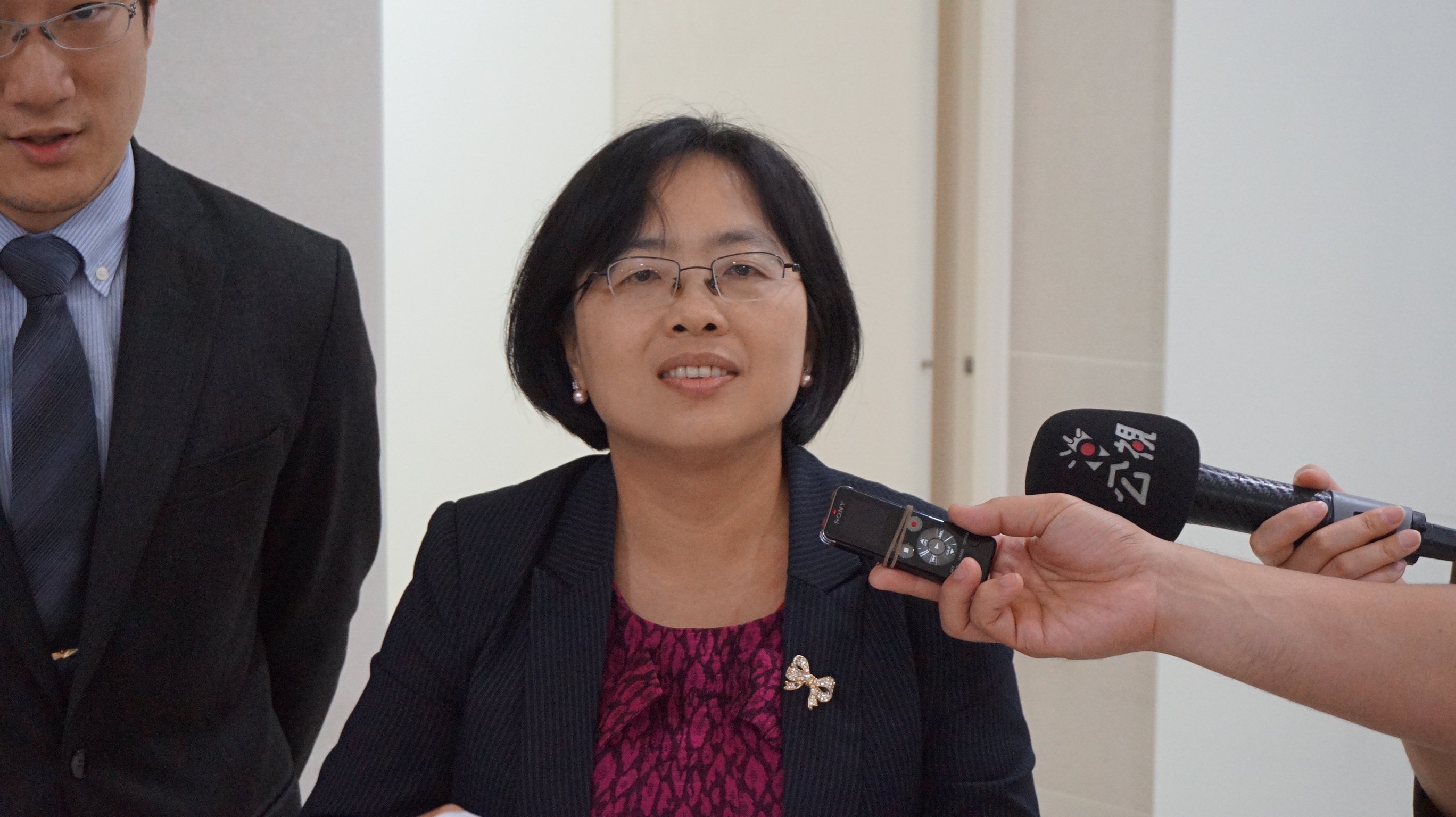 中正大學法學教授盧映潔在遭陳慈幸教授控告後，曾要求同校林明傑教授假造證據，親筆寫下不實內容手稿交給林明傑謄寫。