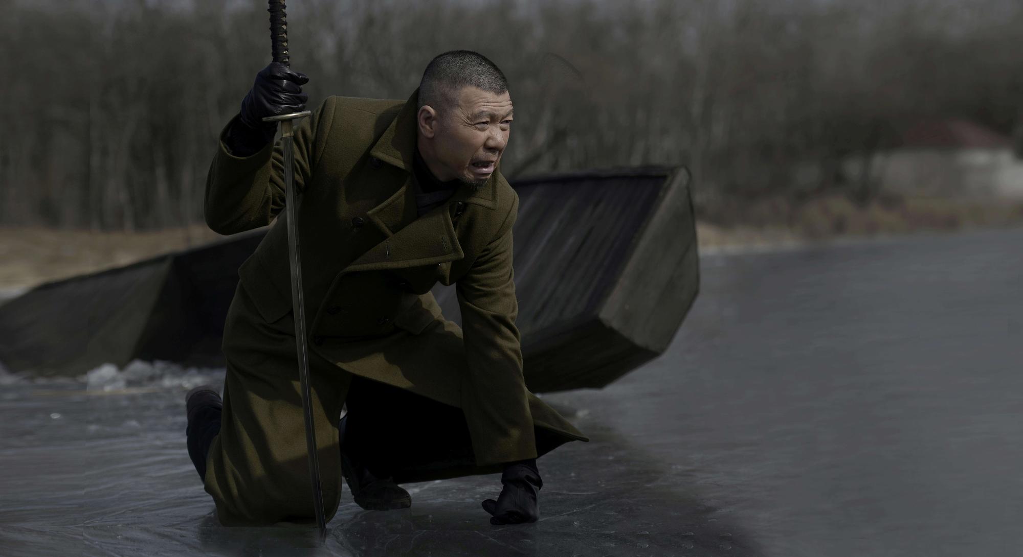 馮小剛拿著軍刀在冰上這一幕,拍攝時其實冰已漸融化,踩在冰上極度危險,管虎稱上天保佑讓他們順利完成這場戲。