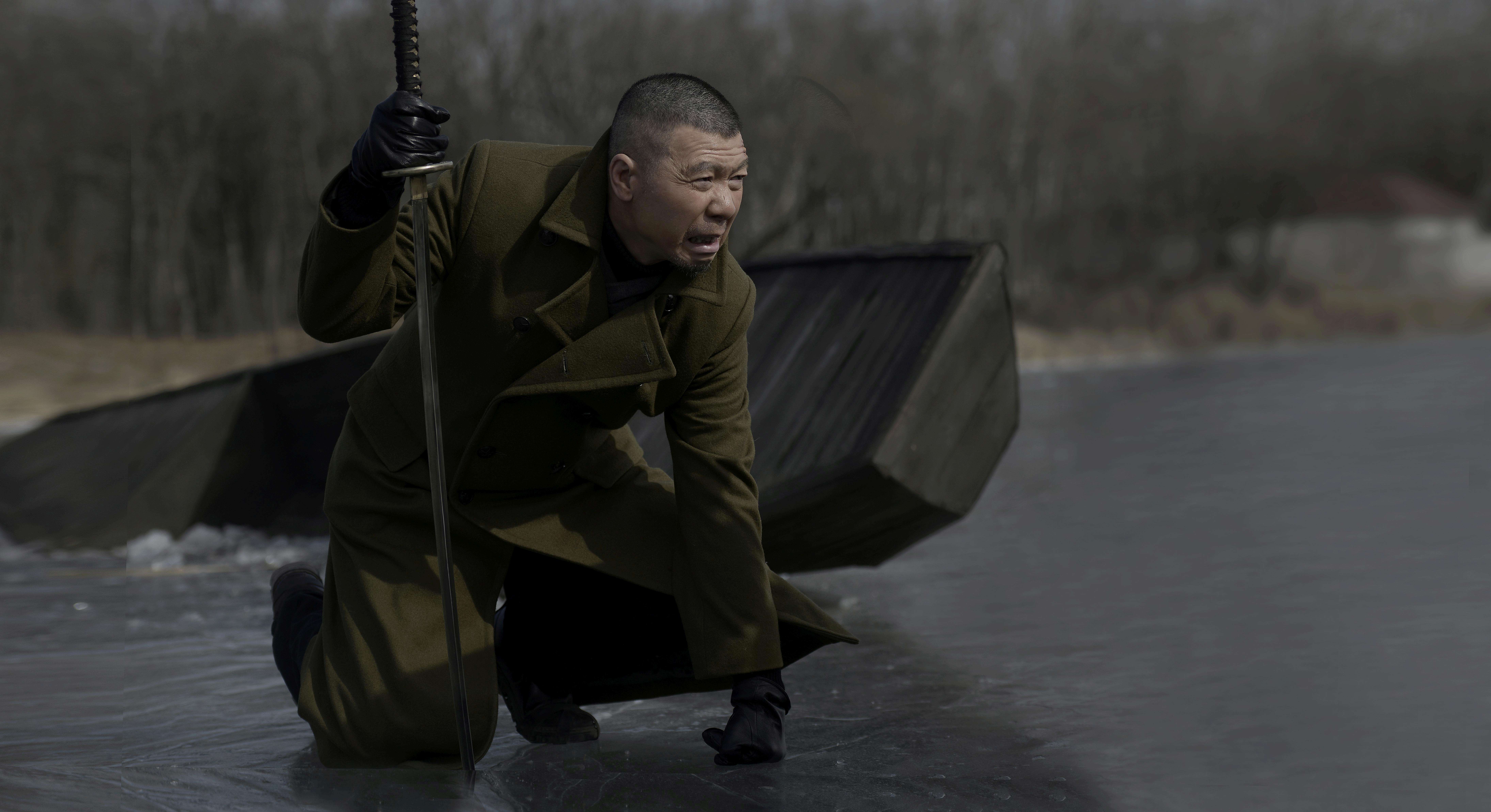 馮小剛拿著軍刀在冰上這一幕，拍攝時其實冰已漸融化，踩在冰上極度危險，管虎稱上天保佑讓他們順利完成這場戲。