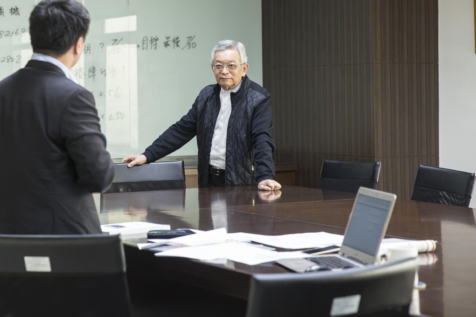 跟在吳火獅身邊十多年的沈國榮，不只培養對金融市場以及數字的敏感度，還學到不少做事技巧。