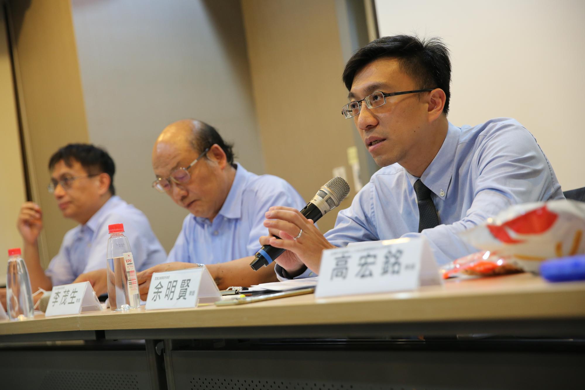 針對味全油品案定讞,律師余明賢、台大法律系教授李茂生及真理大學法律系教授吳景欽等人晚間參與「行政怠惰、司法處理?食安應有更好解答」論壇。