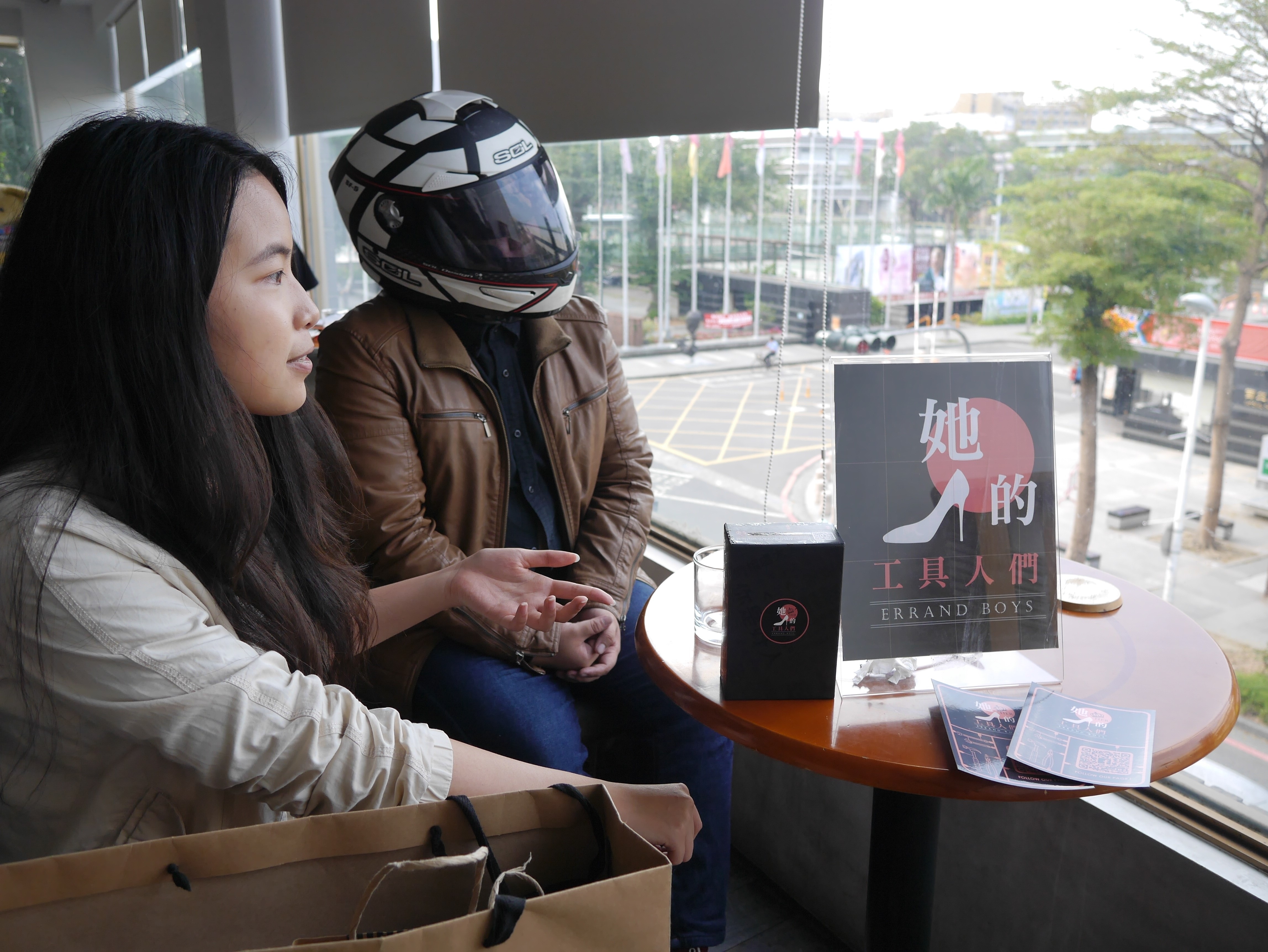 主持製作人留鈺淳(左)與首席行銷余世暄(安全帽),兩人個性天差地別,但大多能好好討論,於是許多點子就在攻訐中誕生。