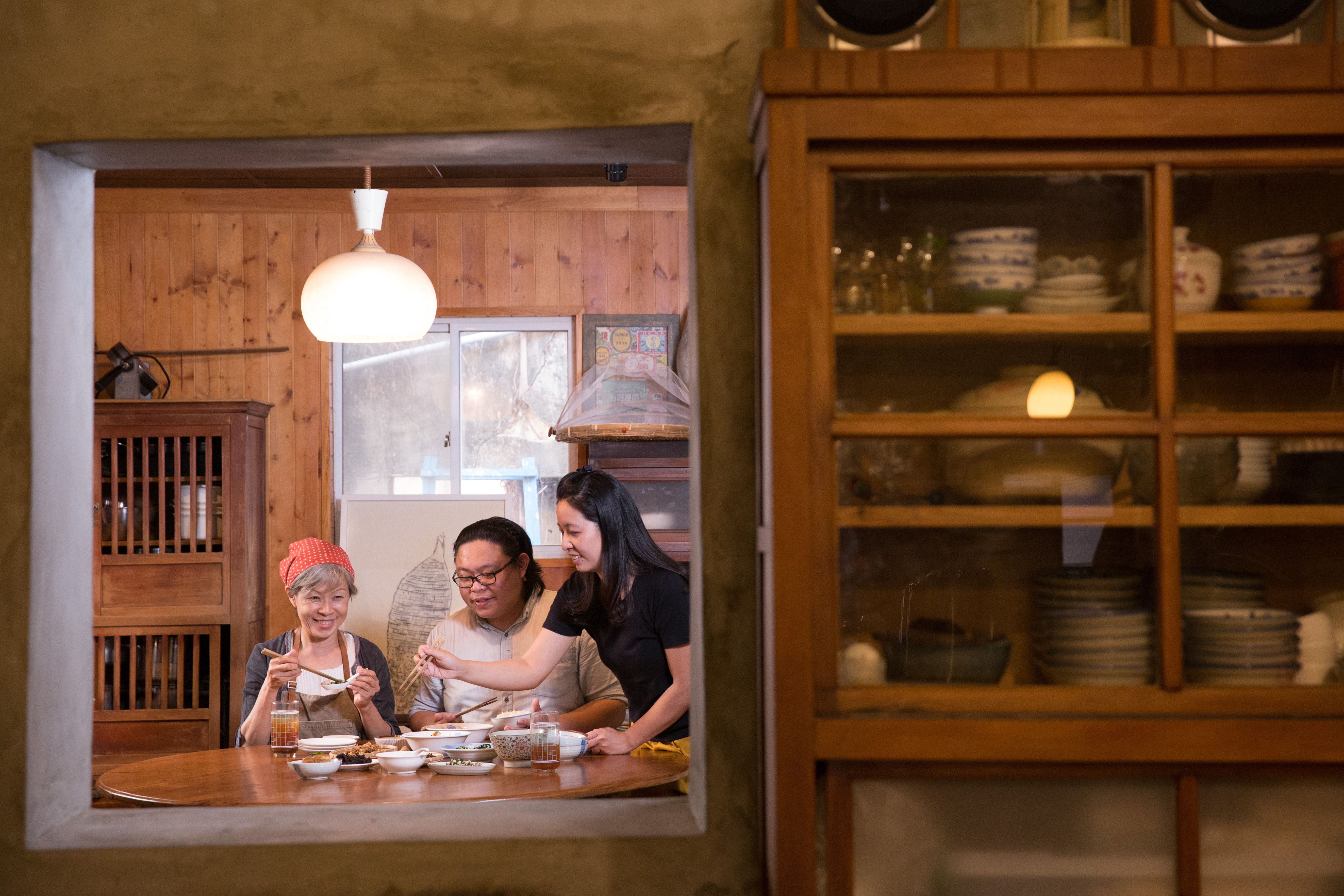 「小滿食堂」的四大元素，老屋、老菜、老家具，以及一家人溫暖的親情。