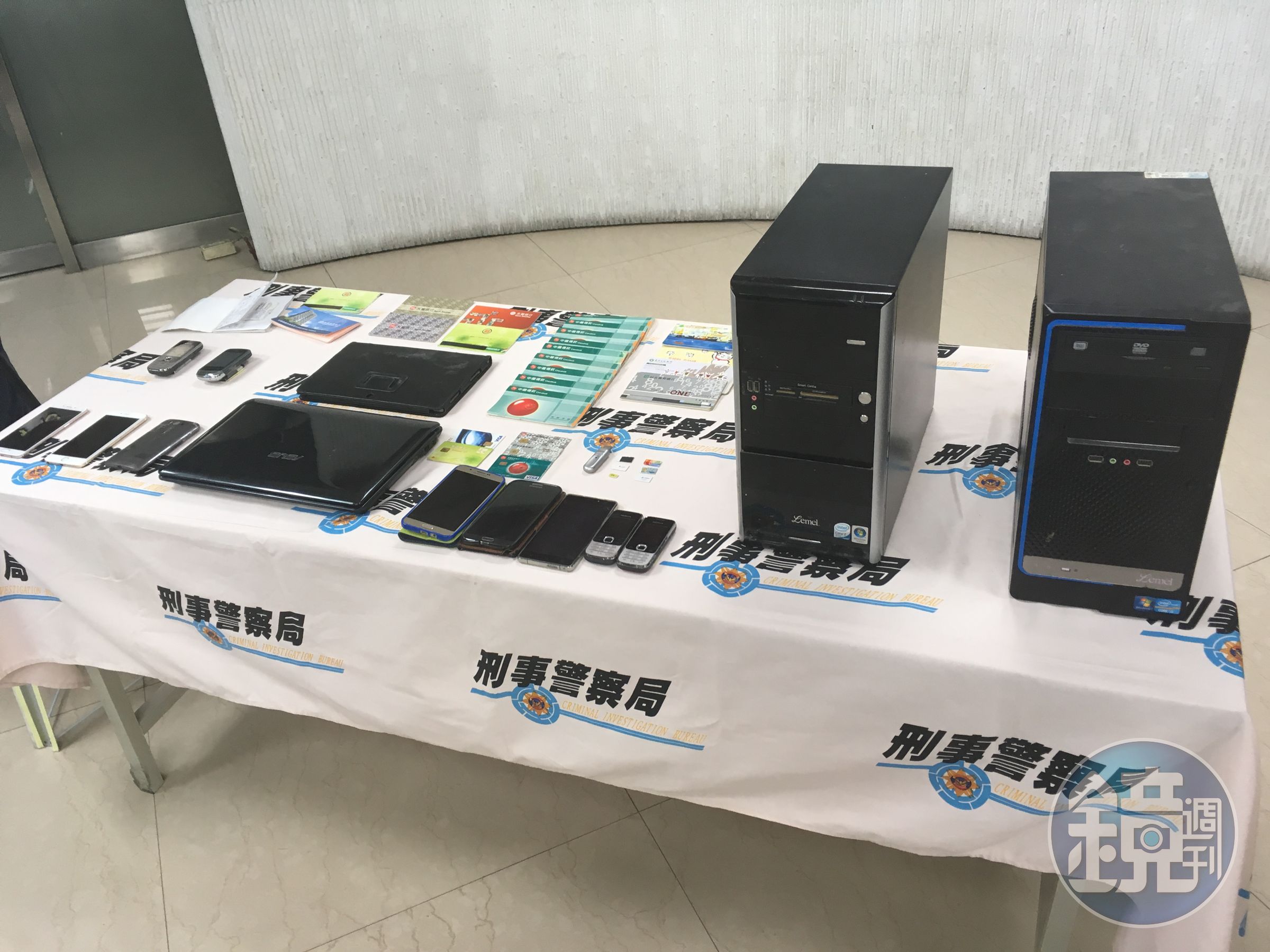 警方搜索機房，查扣手機、存摺、電腦主機等多項詐騙證物。