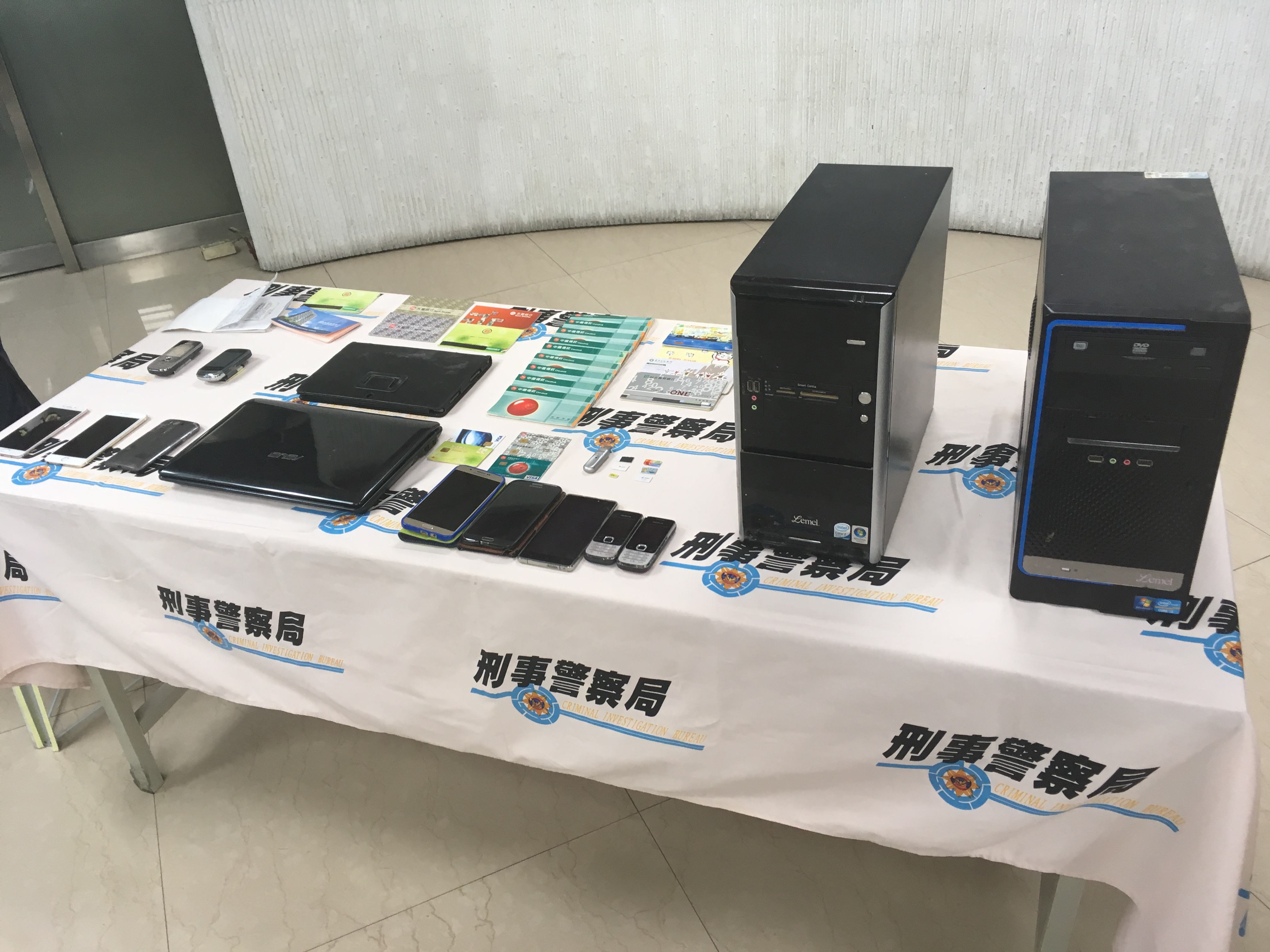 警方搜索機房，查扣手機、存摺、電腦主機等多項詐騙證物。
