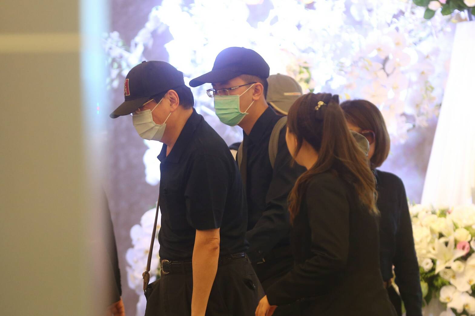 神隱多日的林家人低調現身告別式，也戴著口罩低調不語。