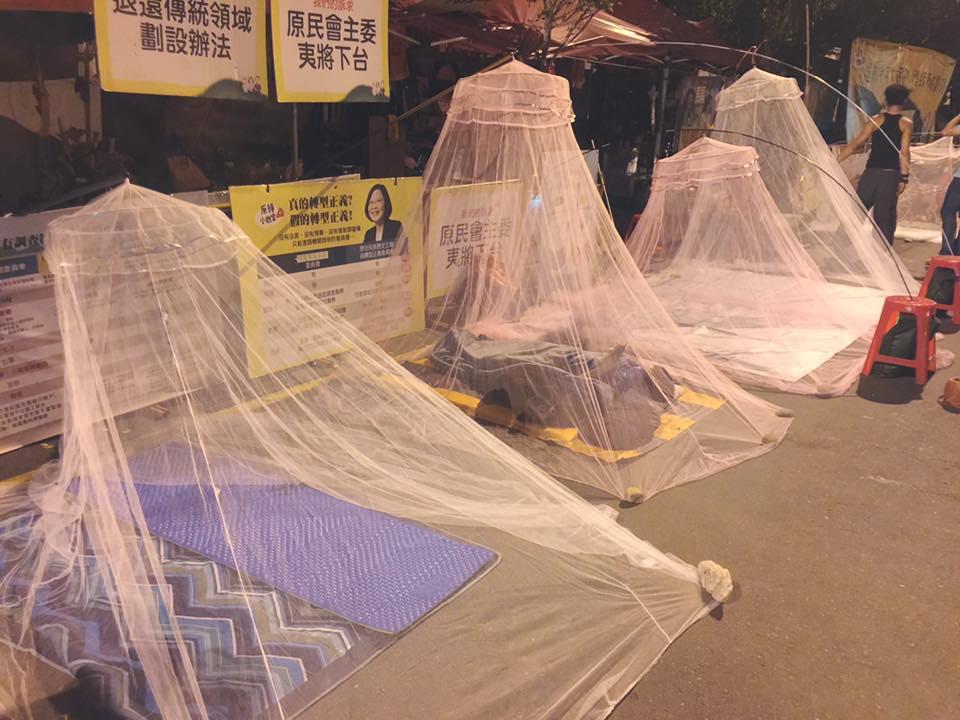 原住民族人仍守在凱道上，等待政府「直視」他們的眼光。（讀者提供）