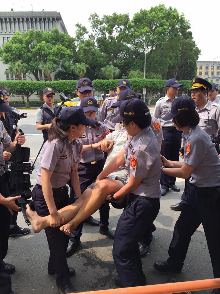 抗爭者若待在車道上，就會被警察強行抬到人行道。（讀者提供）