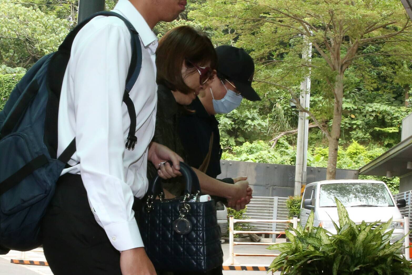 林女母親在丈夫的攙扶下，走在隊伍前頭。