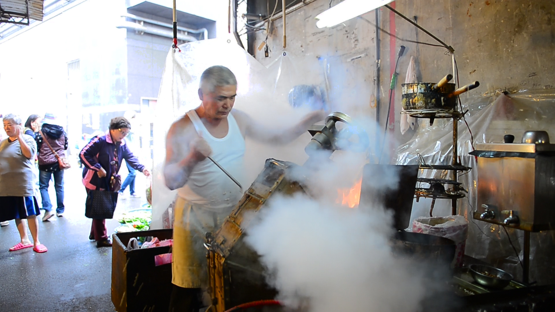 到新北市頂溪市場拍端午肉粽，卻意外邂逅好久不見的爆米香。