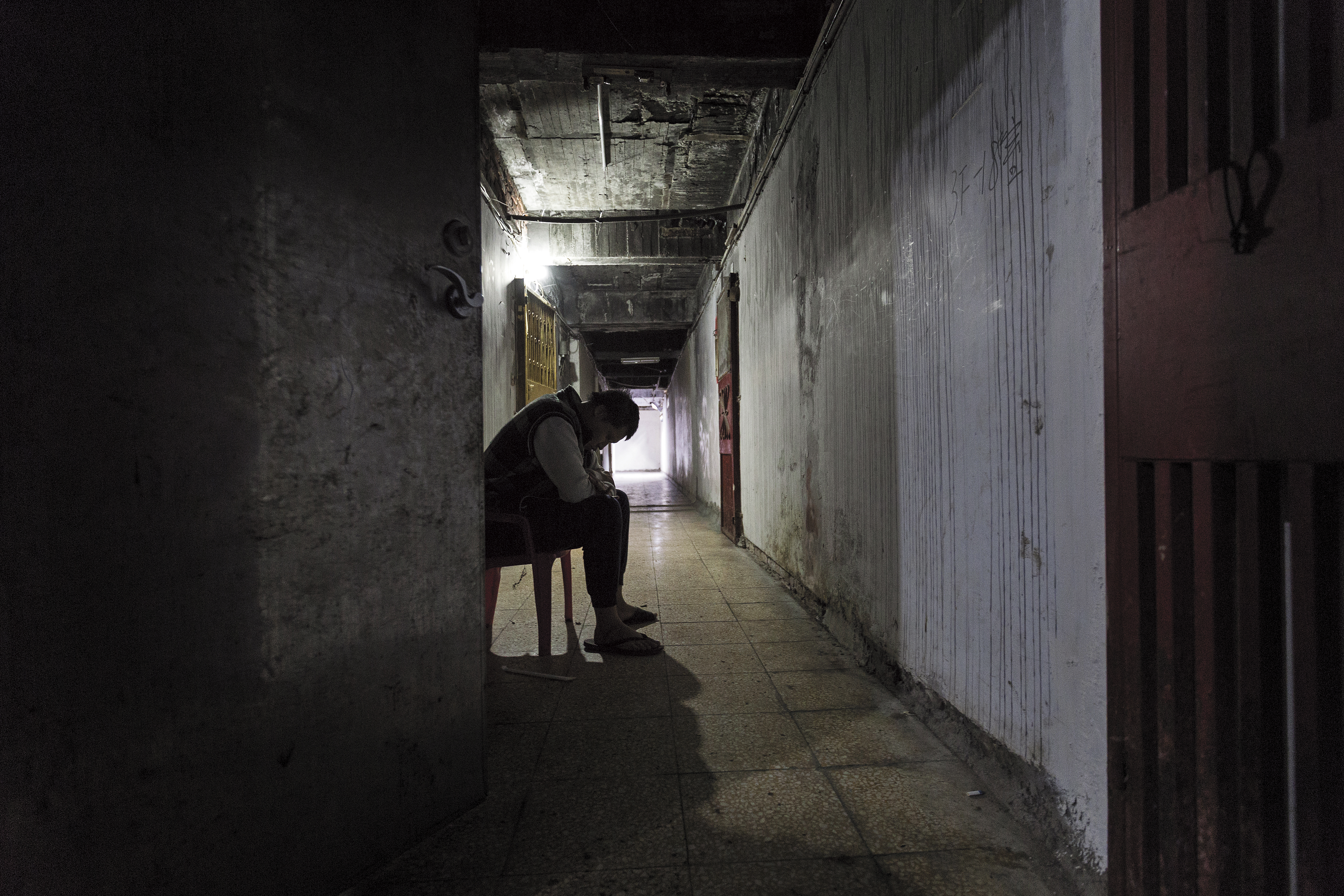 三重29街住著許多與親人斷絕聯繫的獨居長者，曾有數十位居民死後無人認領送終。