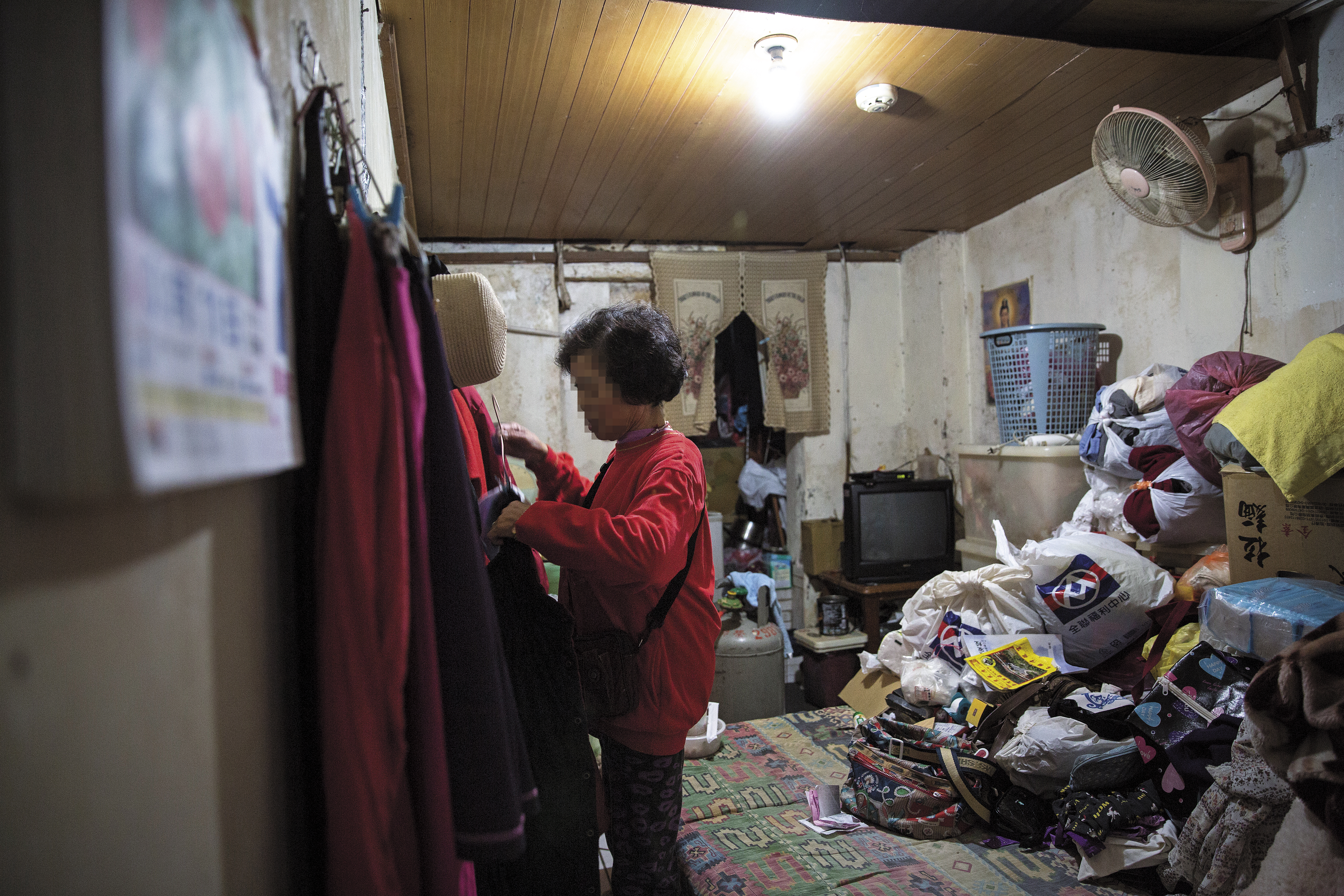 如今29街仍有194戶，雅房空間平均1.8坪，堆放雜物後幾乎難有走動空間。