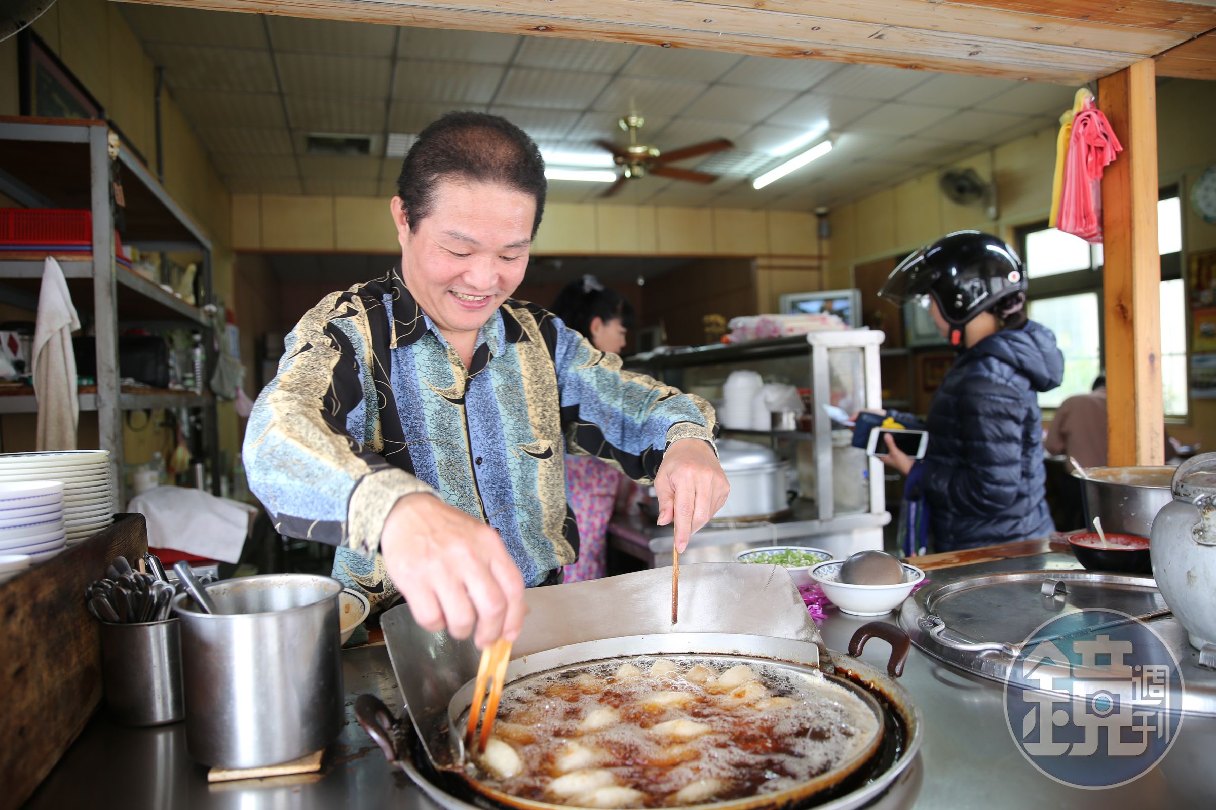 「肉圓永」用的油鍋特別小，隱含老闆程于誠特別的用意。