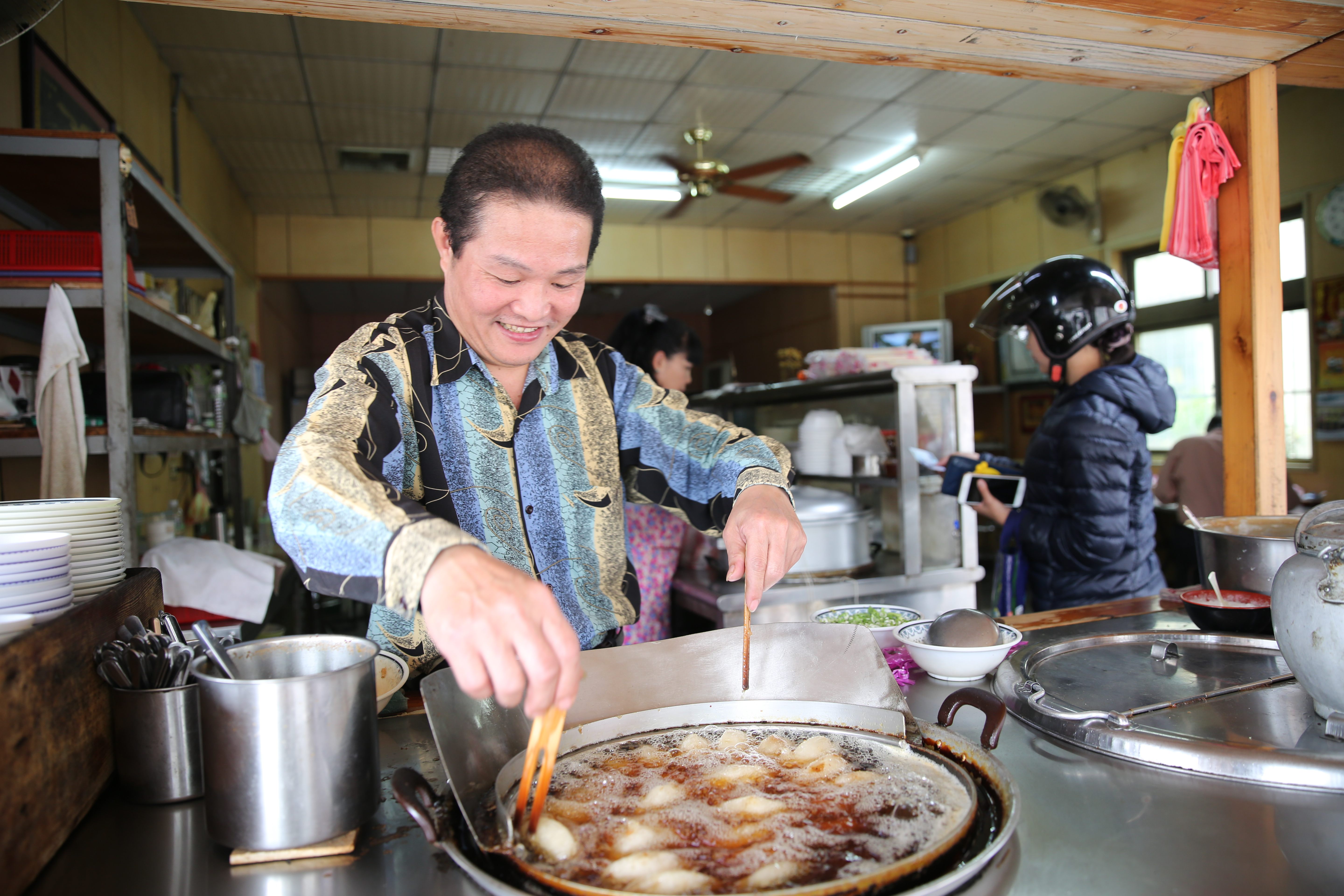 「肉圓永」用的油鍋特別小，隱含老闆程于誠特別的用意。