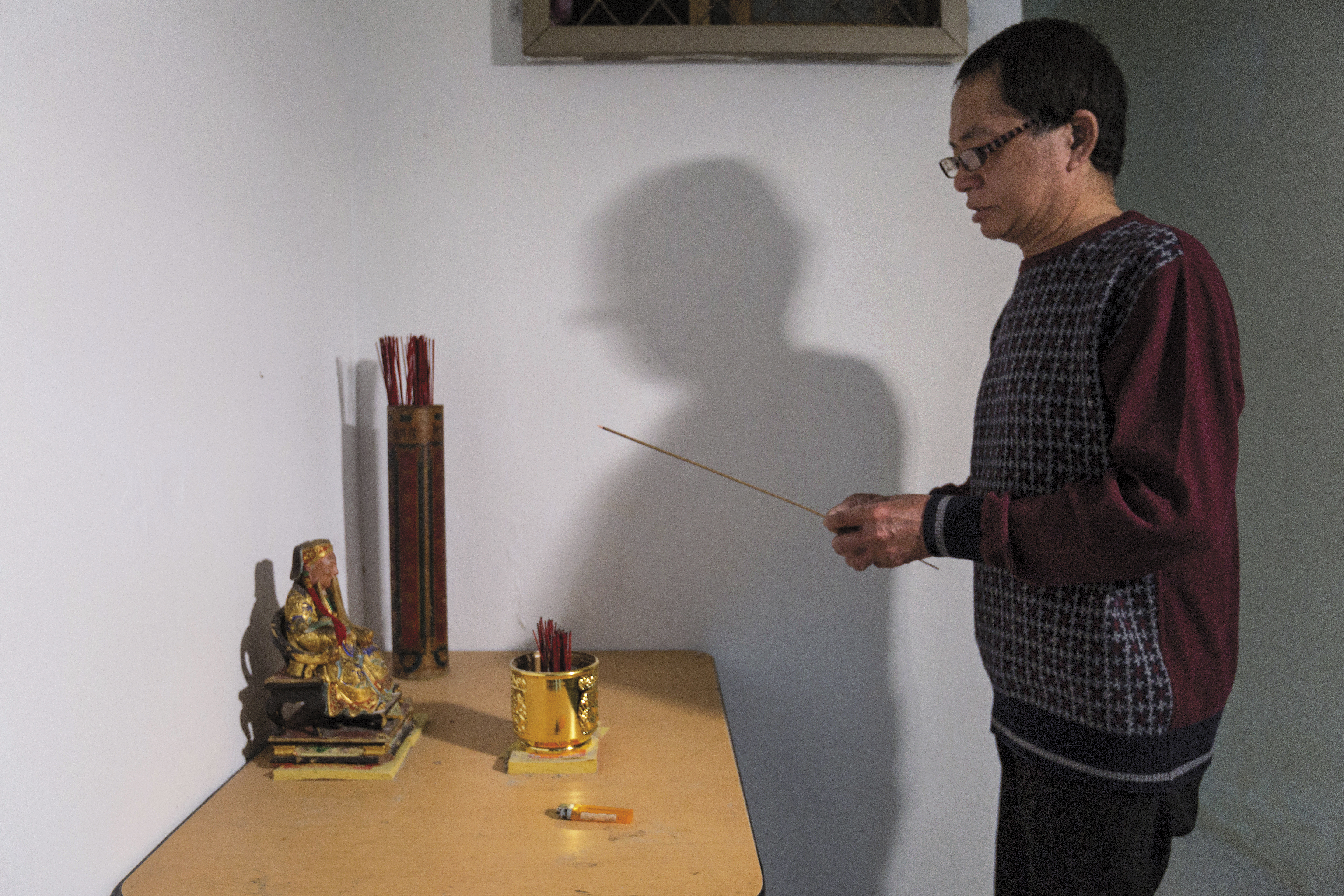 李衫雄每日祭拜的土地公，一度放在2樓樓梯扶手旁邊，與眾多落難神明為伍。