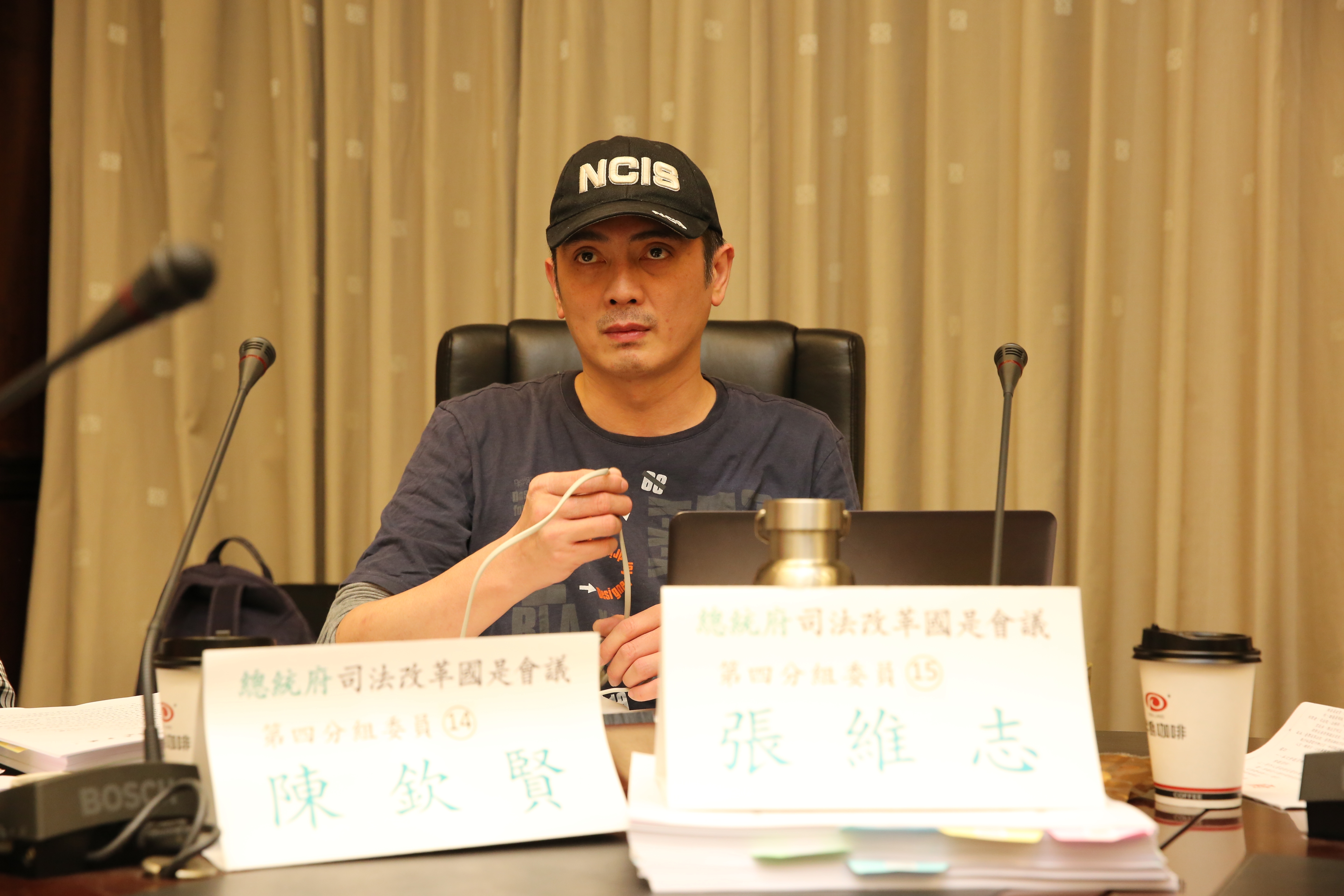 司改委員張維志在會議時上臉書開罵，讓人懷疑是否暗批反對律師酬金透明化的律師李念祖。