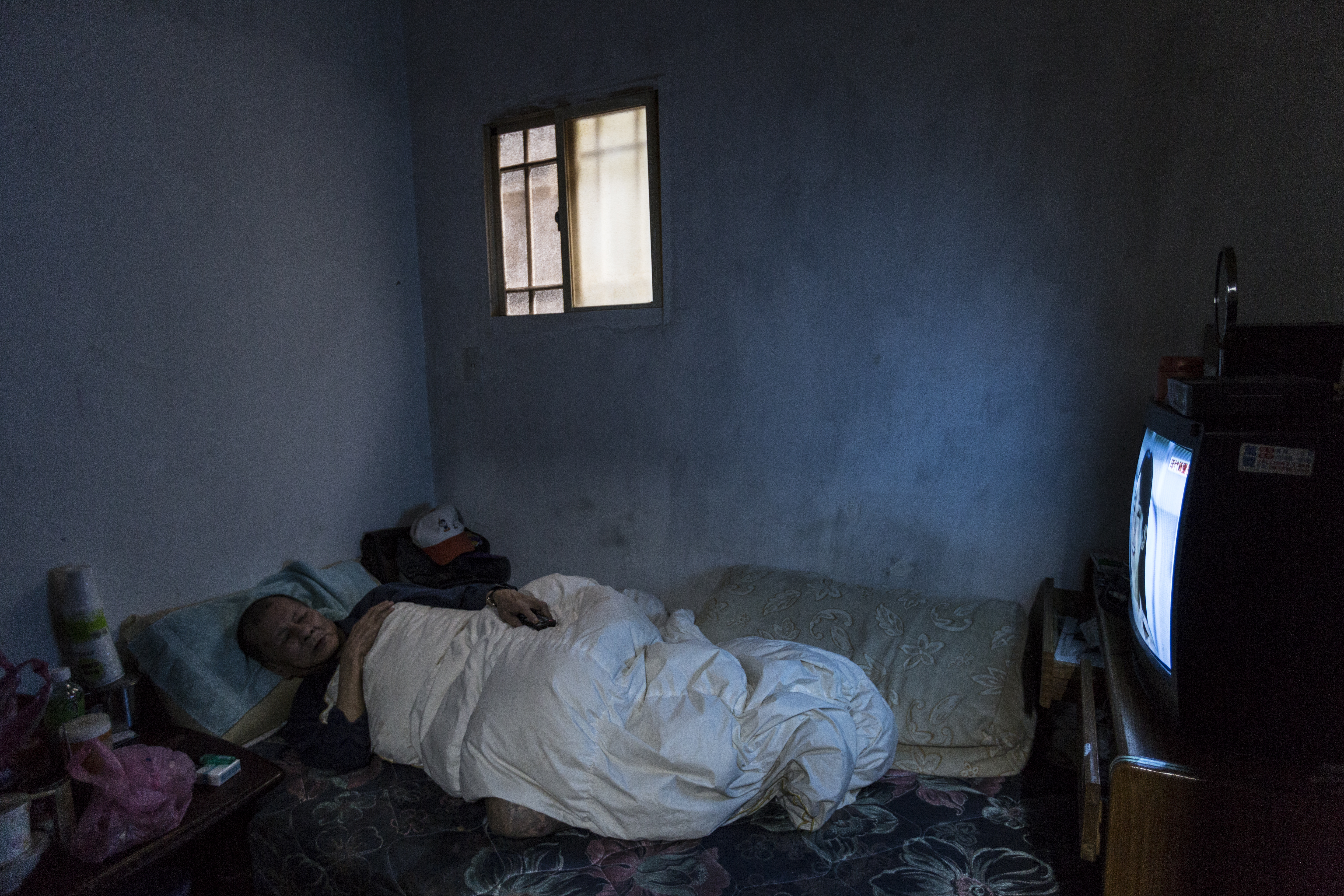 「大仔」吳銘儒住29街2年，平時躺在床上，整天開著電視。