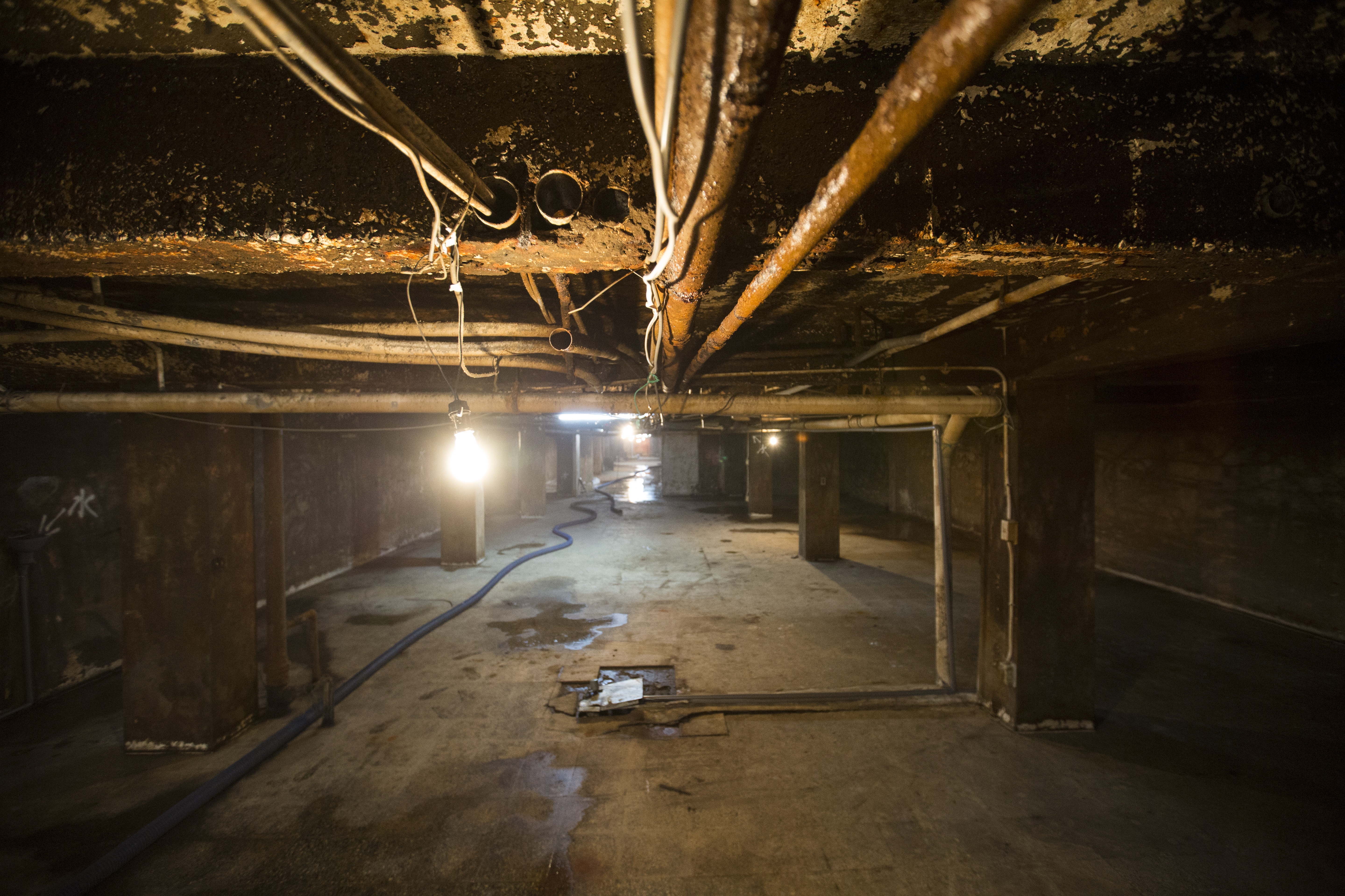 地下室原是商場，因化糞池過滿又遇淹水，始終浸泡於汙水中。