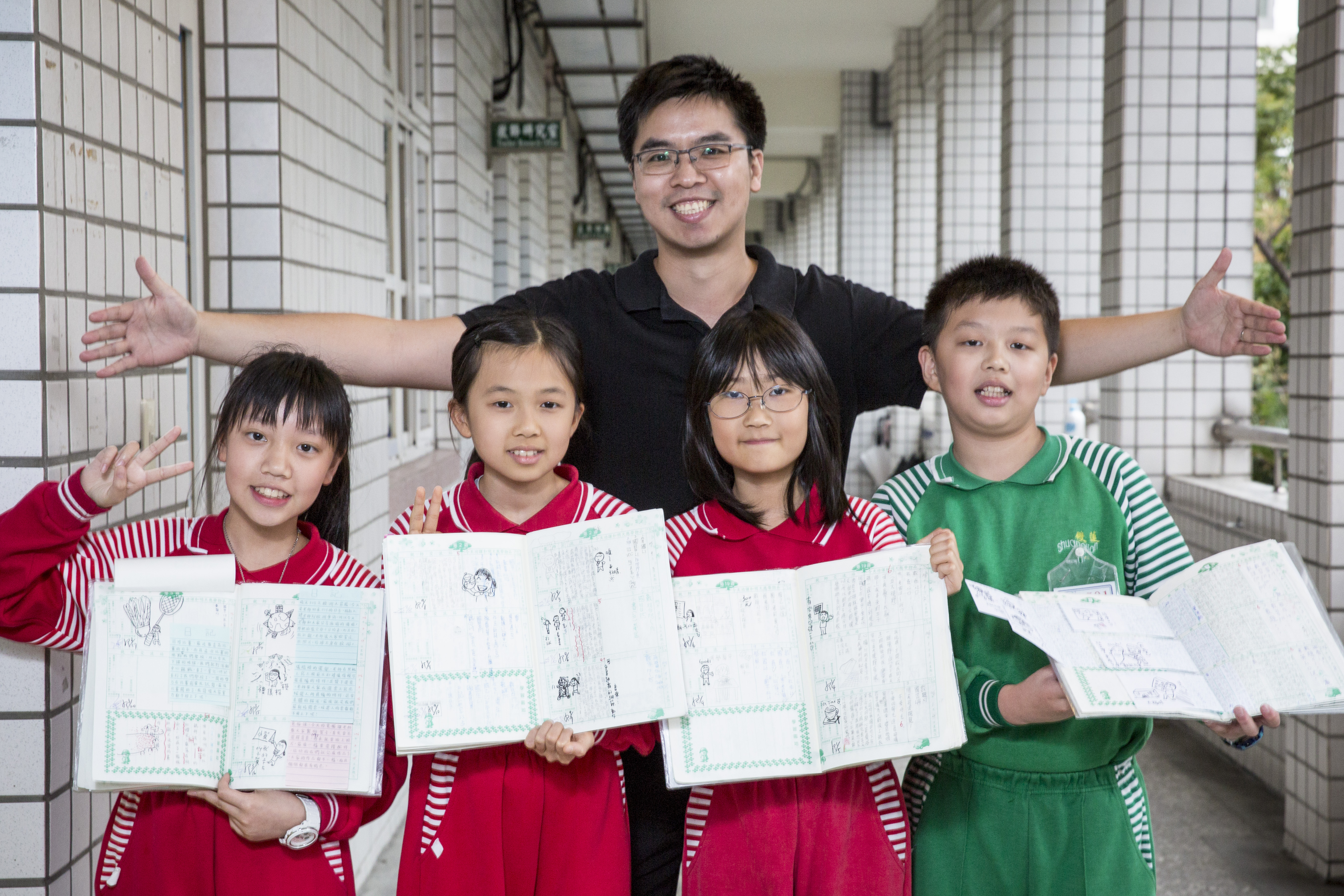 台北市雙蓮國小的郭俊成老師，會在聯絡簿上畫漫畫回覆學生的日記，對孩子來說是一種被在乎的感覺。