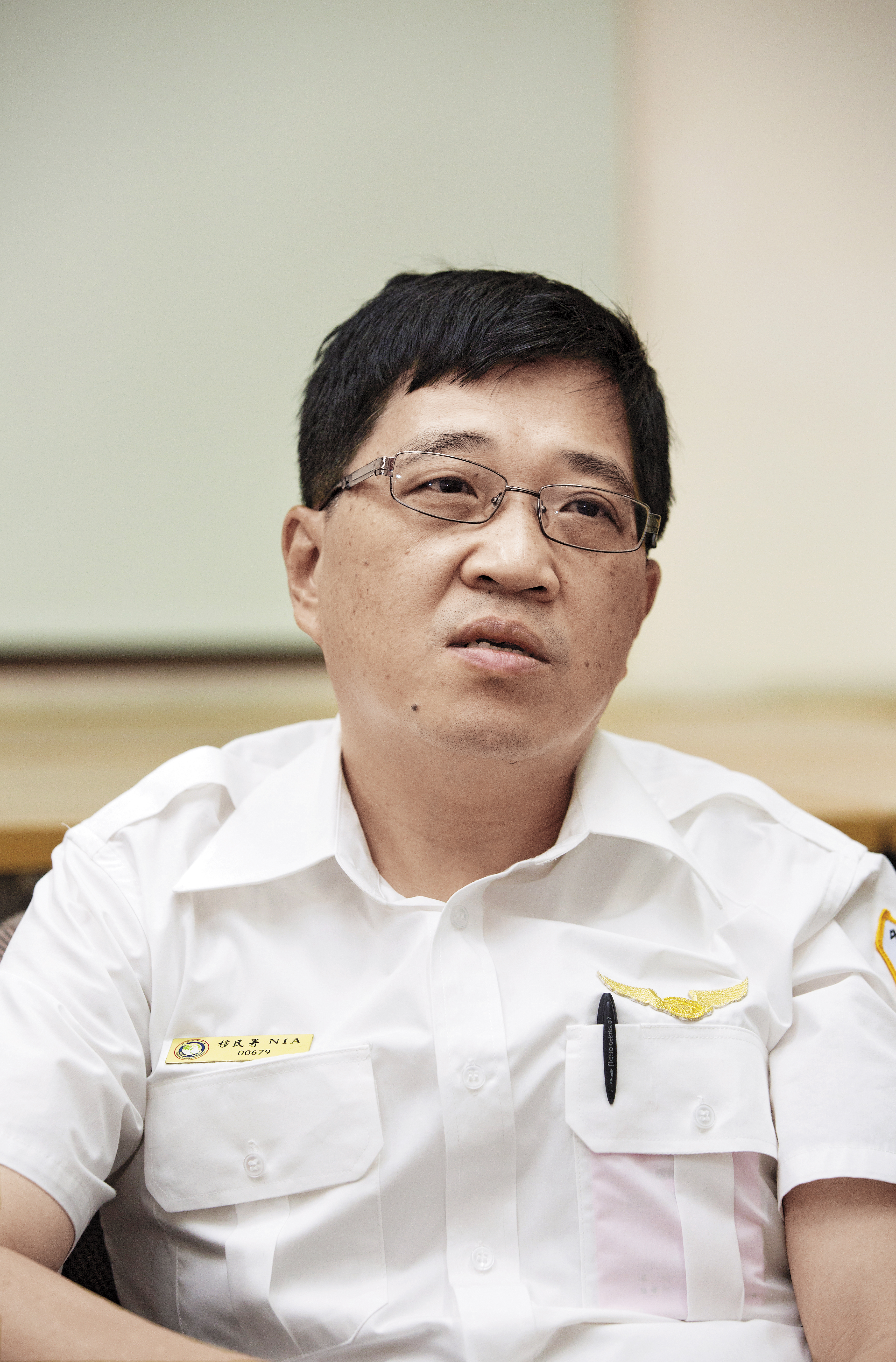 移民署南區第一服務站主任楊三寶認為，《國籍法》第9條修正有助於解決外國人歸化兩頭踩空的窘境。