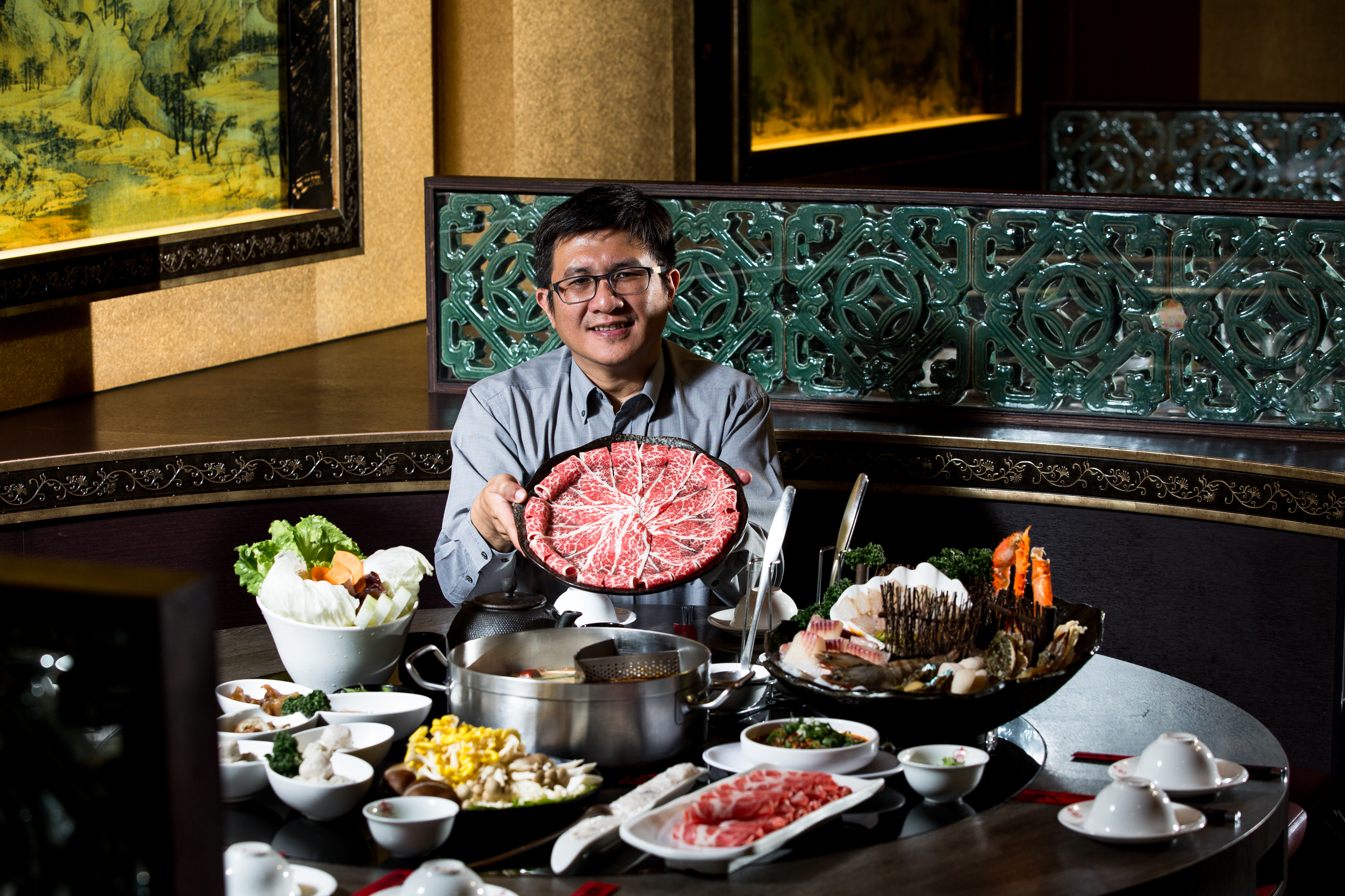 2003年梁朝辰創立「老四川巴蜀麻辣燙」時，他就知道不會只開一家店，蟄伏11年後，2014年老四川也成為全台首家興櫃掛牌的麻辣鍋店。