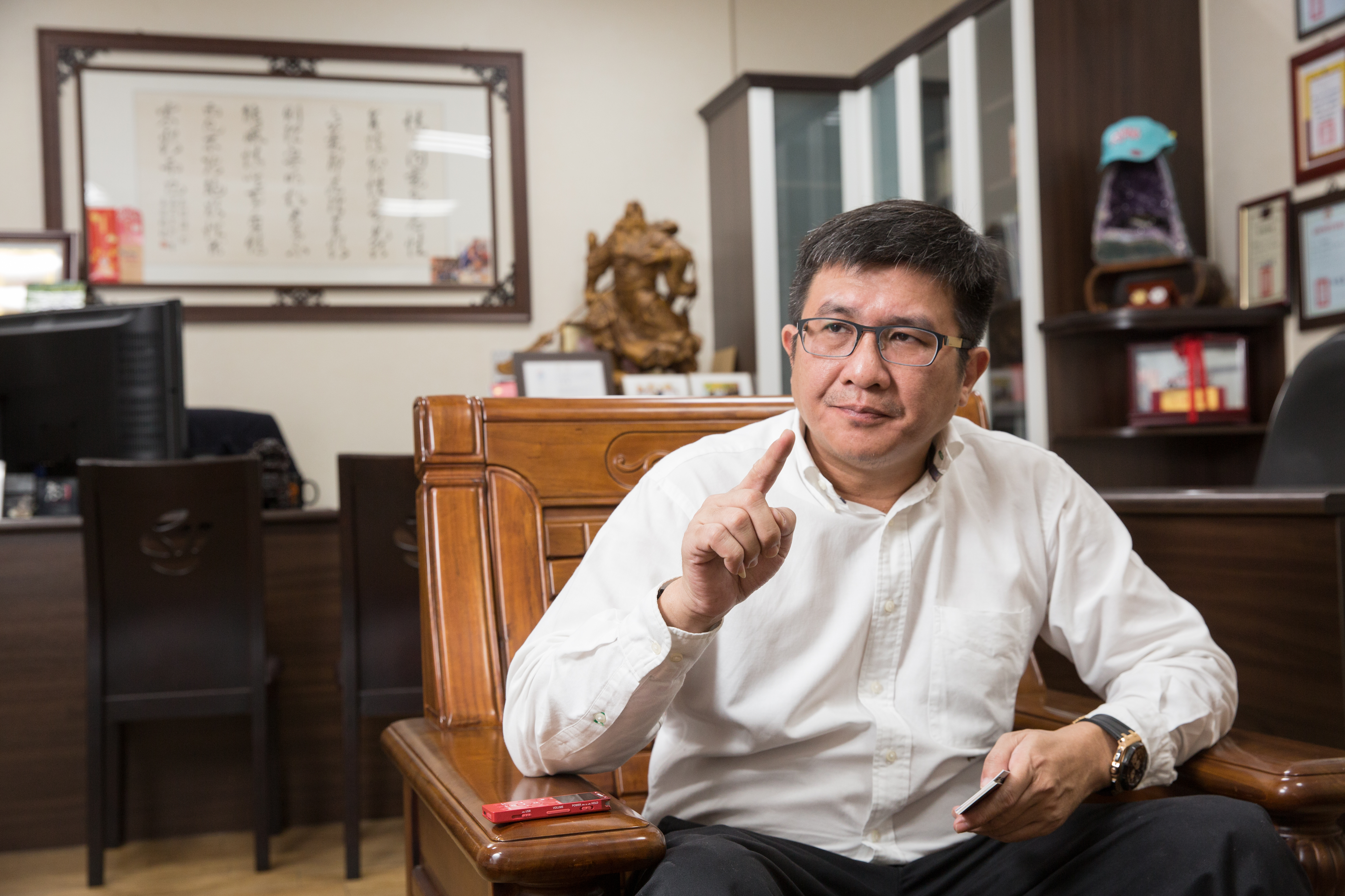 不常在媒體前露臉的老四川執行長梁朝辰，受訪時不太自在，直到提及老四川的業績每年成長，才放鬆心情。