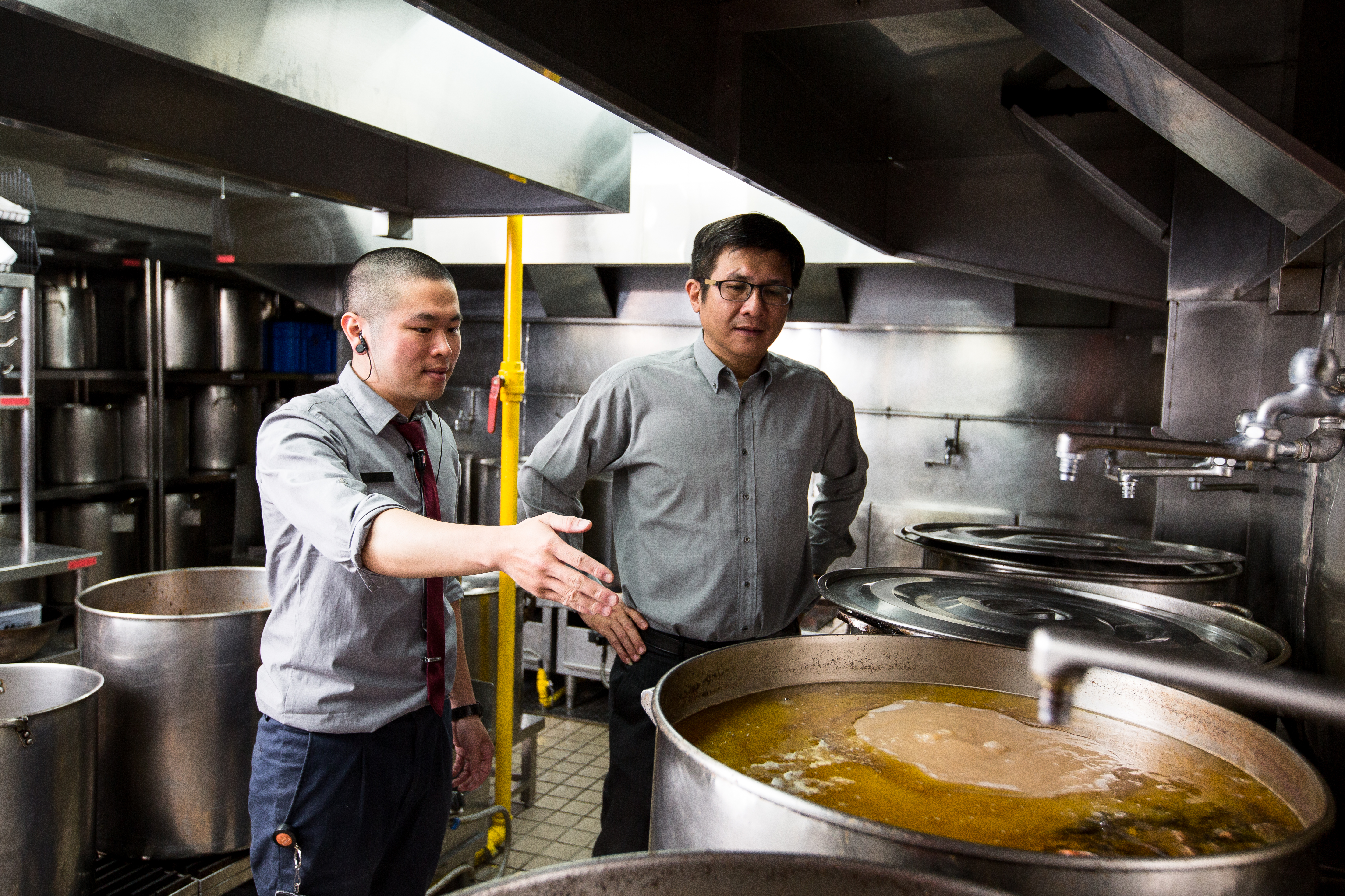 雖然兇起來會罵人，但該挺員工的時候，梁朝辰（右）也力挺到底。