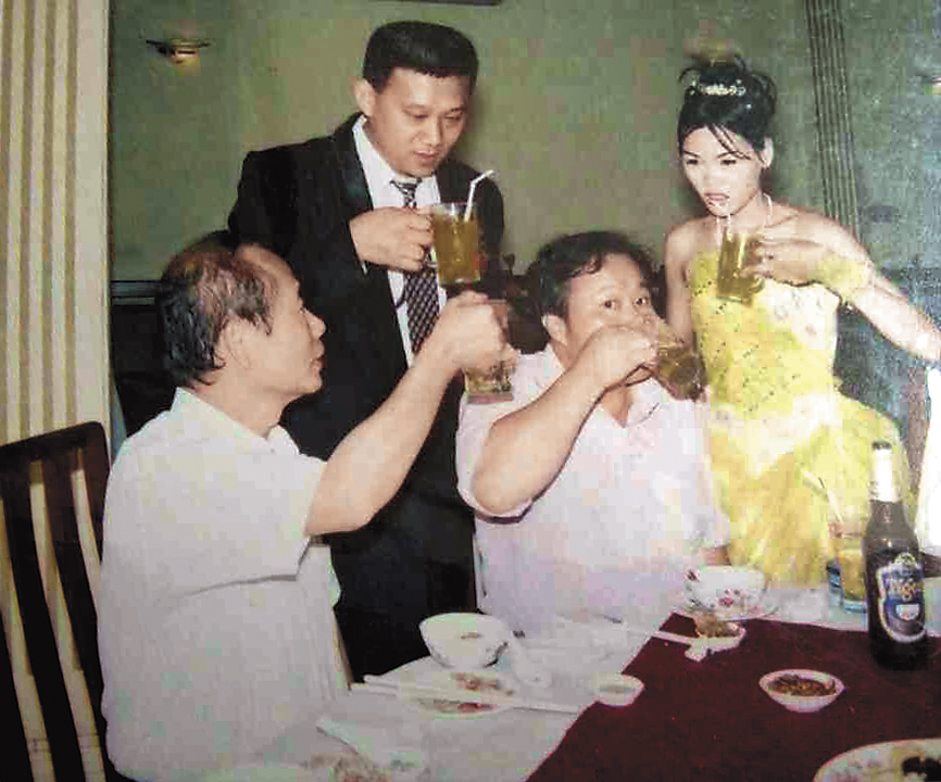 楊氏紅娘（右1）與許男（左2）在越南宴客，席間婚姻仲介（右2）也喝得很開心，然而這卻是一場令人心碎的騙局。（楊氏紅娘提供）