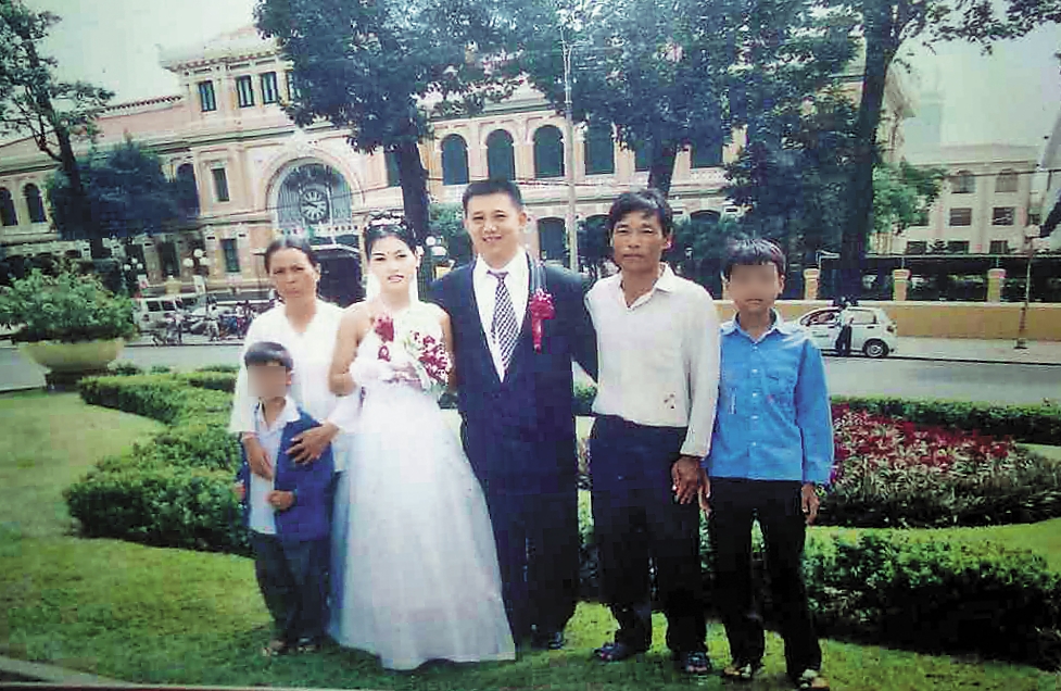 許男(右3)與楊氏(右4)的家人在教堂前拍全家福,後來證實和樂場景攏係假。(楊氏紅娘提供)