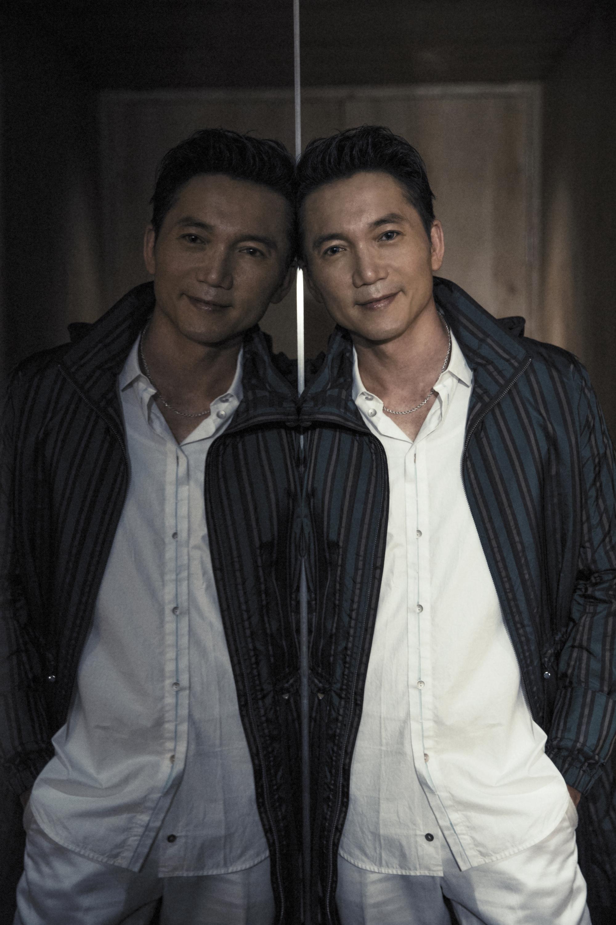 笑得狀似輕鬆,鄒兆龍的笑容卻警覺而投入,留意自己樣子與狀態。