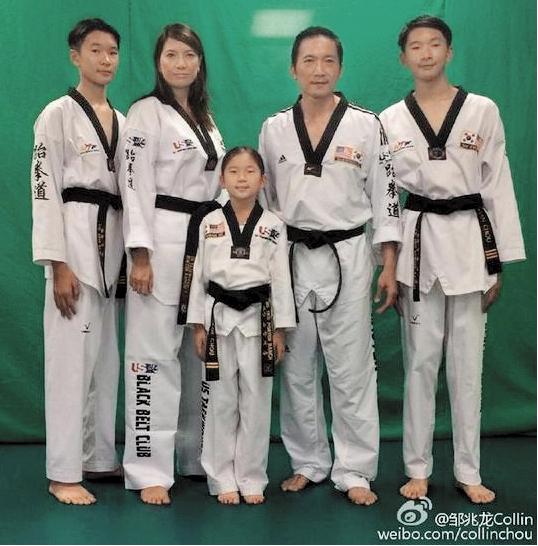 鄒兆龍(右二)一家5口都是跆拳道黑帶,基因果然常威。(翻攝自鄒兆龍微博)