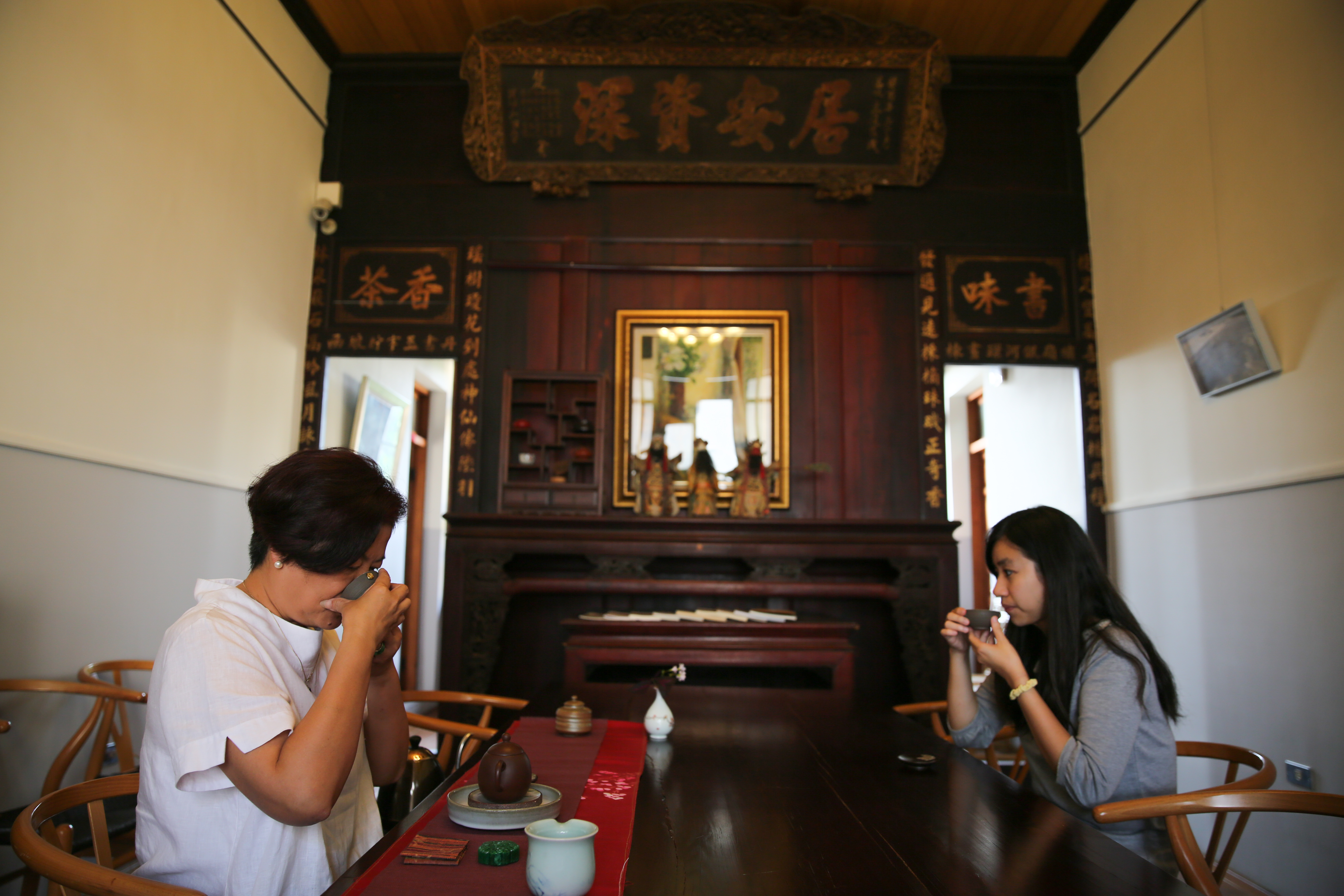 民宿廳堂提供茶葉及茶具，旅客可自由使用。