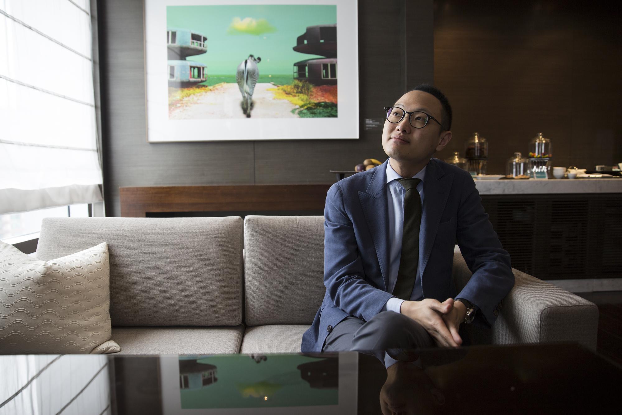 謝安台北成長、北京讀書、美國工作，說台灣不若美國、中國有地緣政治的眉眉角角，仍有其優勢，可在國際商業領域，可朝瑞士模式發展。