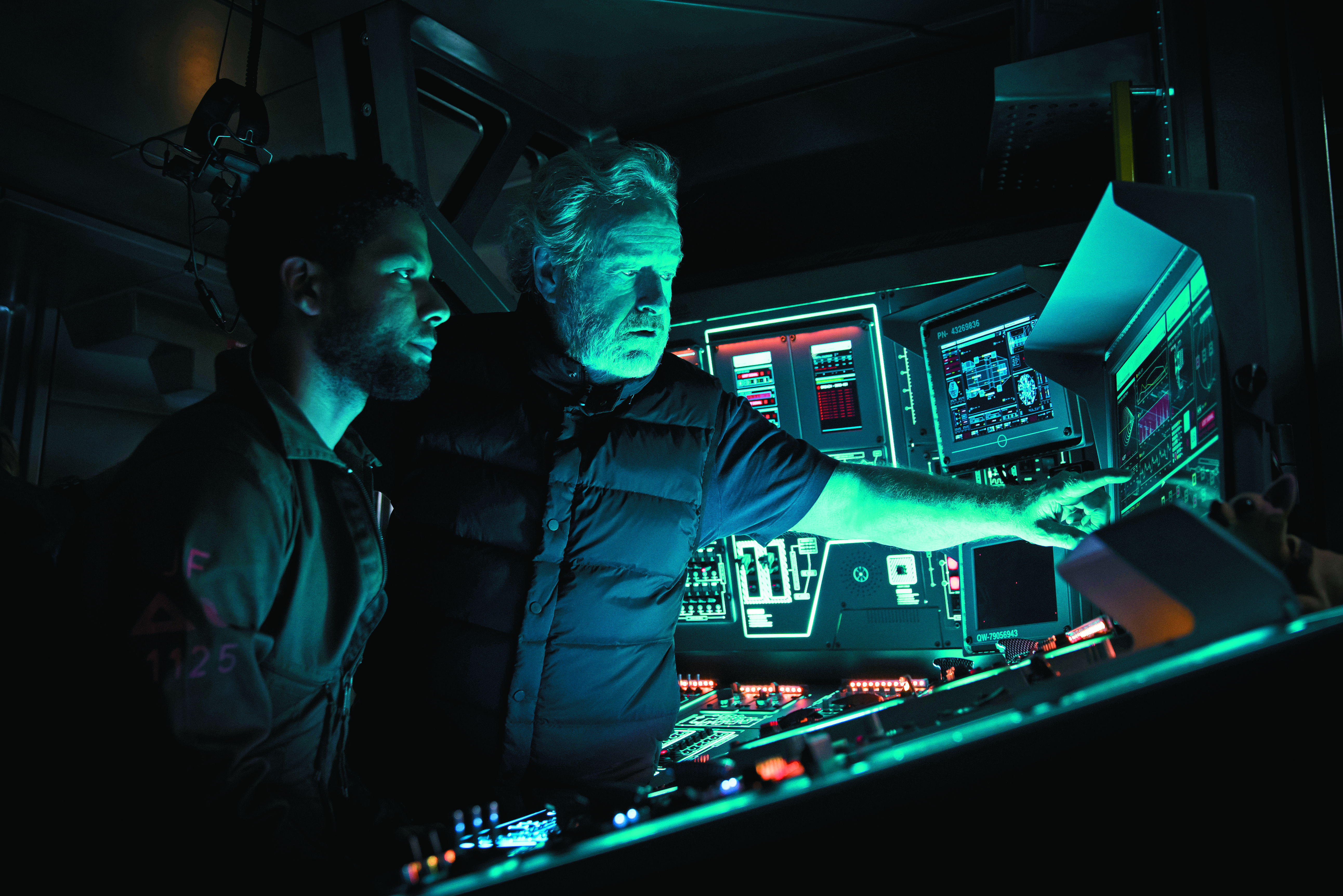 導演雷利史考特（右）偏好以最少電腦特效，以真實場景讓演員身歷其境。