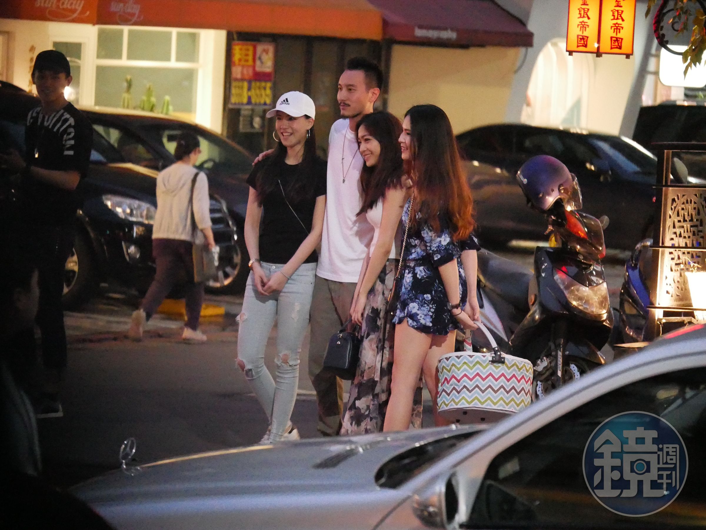 王陽明人帥，人站著就吸引一堆辣妹要求合照。（攝影組）