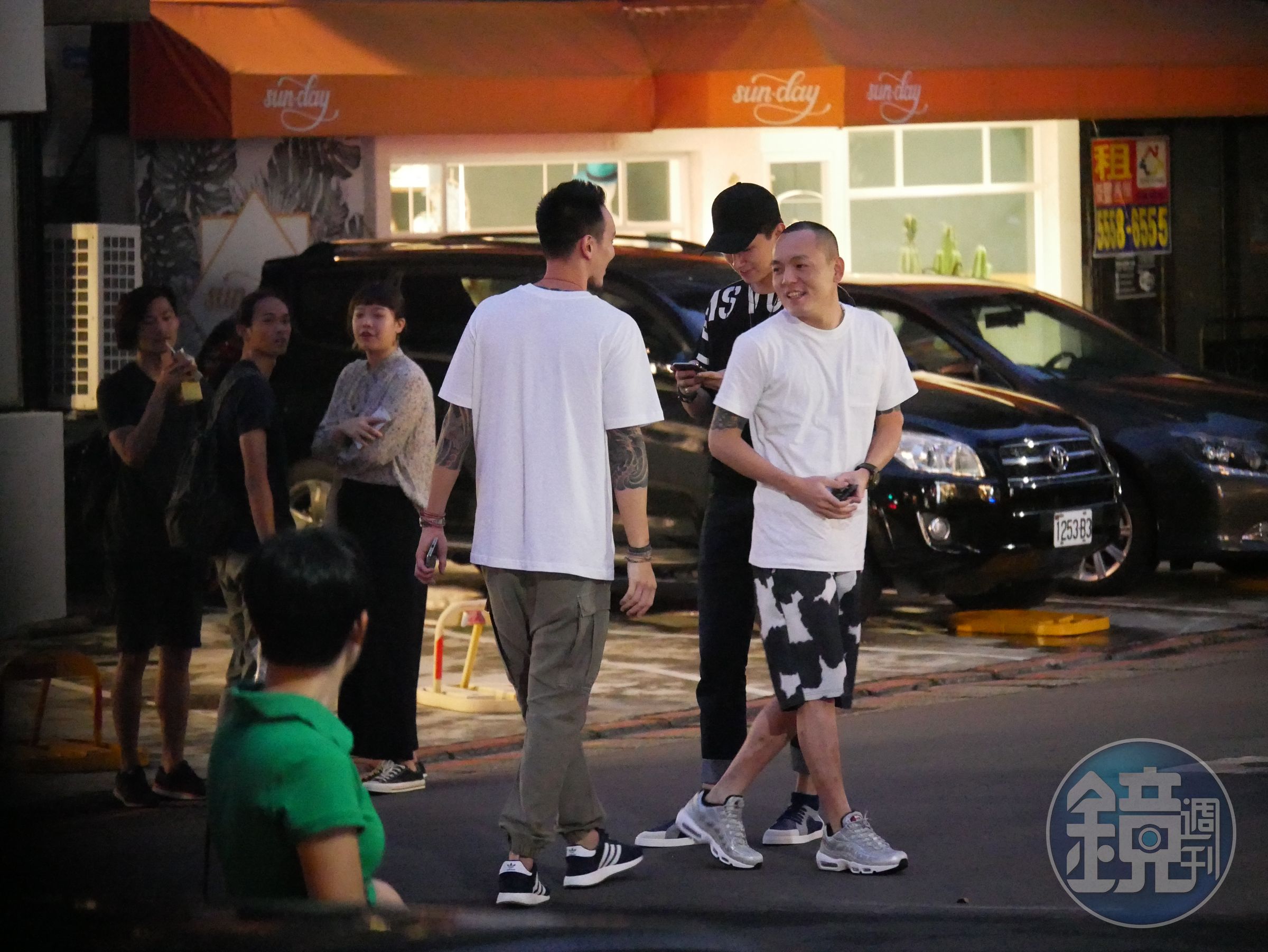 王陽明（白T左）和春風同框，看春風笑得如此開心，顯示兩人交情還不錯。（攝影組）
