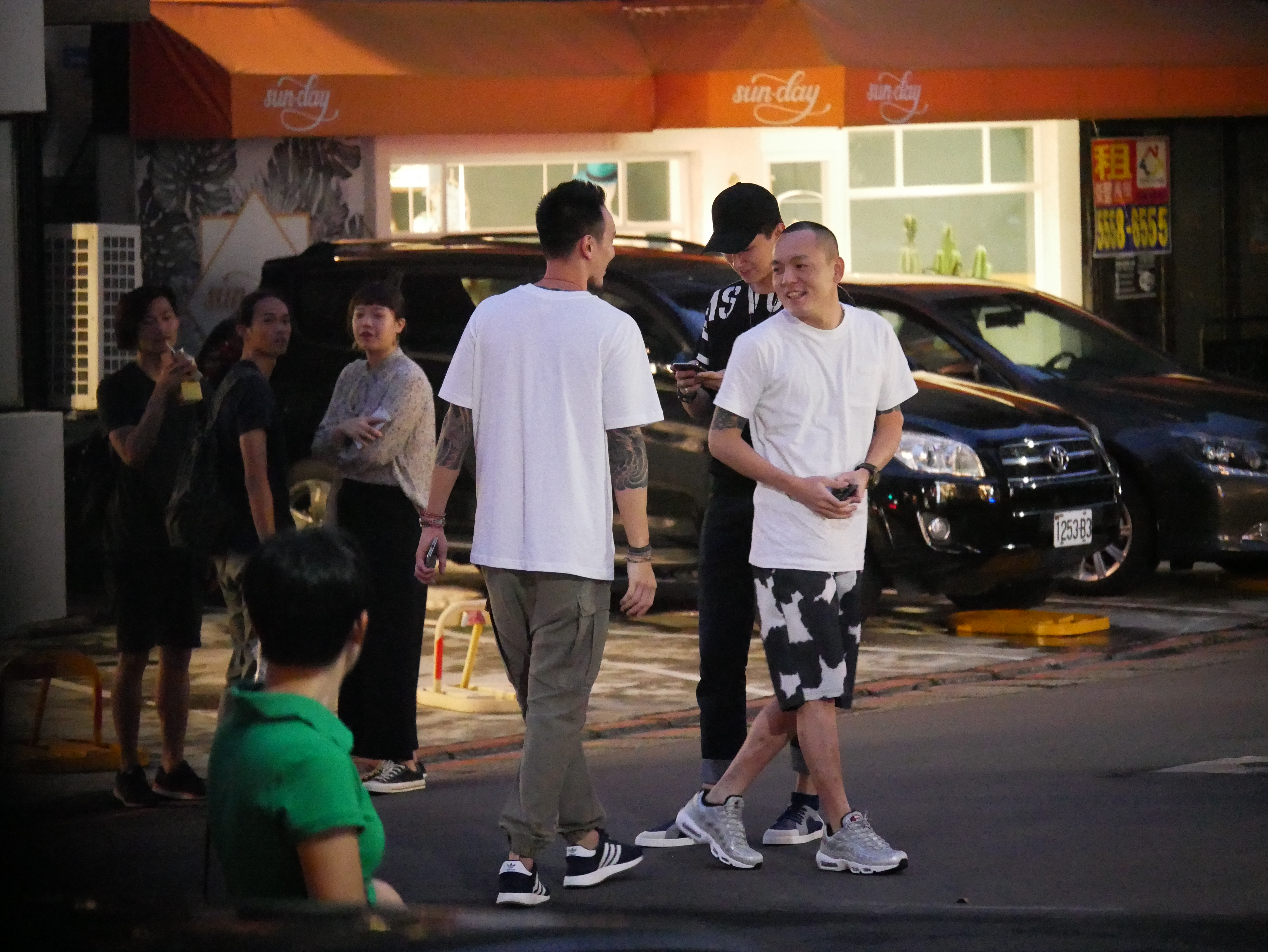 王陽明（白T左）和春風同框，看春風笑得如此開心，顯示兩人交情還不錯。（攝影組）