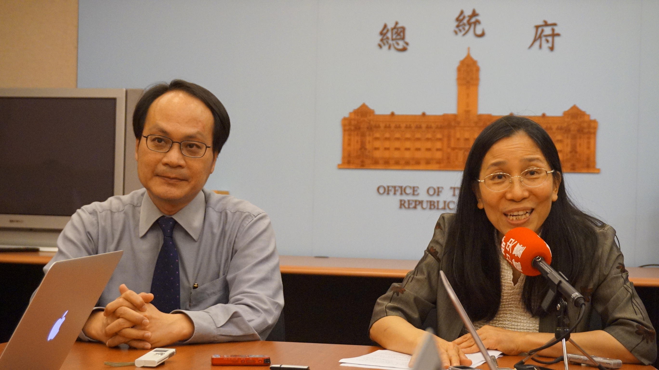 前大法官許玉秀(右)主持的司改國是會議第四分組，率先完成議程，但參審與陪審制均未過關。