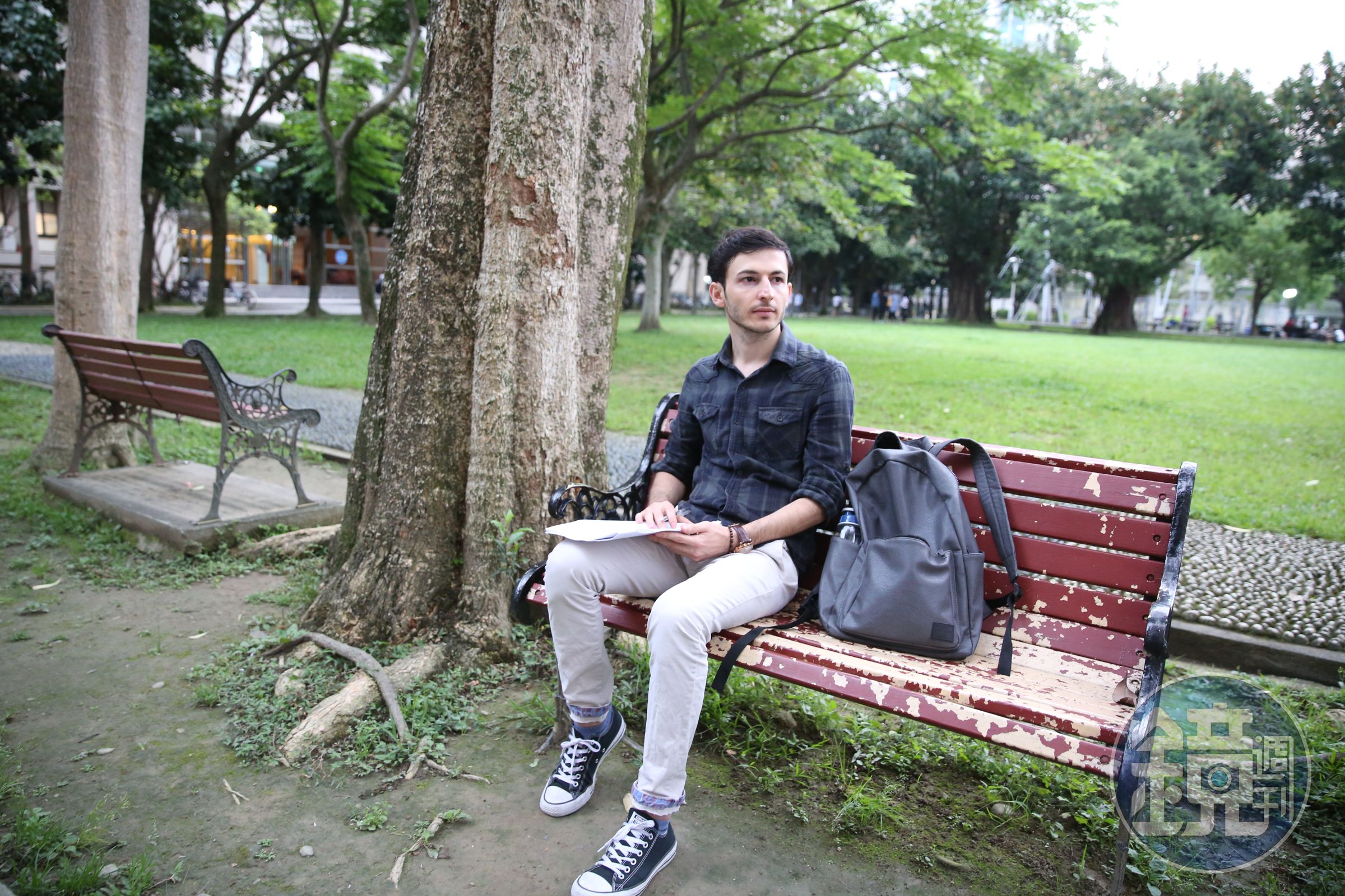 25歲的胡薩拉(Salal Hasan Khudaida)雖然遠離了家鄉伊拉克，卻時時惦記著他亟需協助的亞茲迪族人。