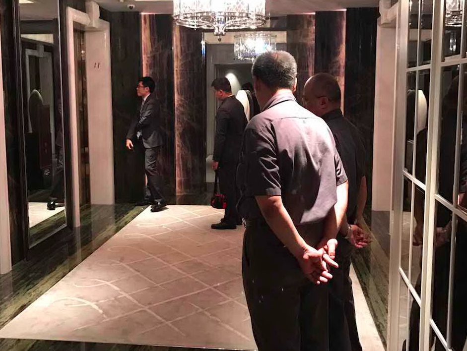 高級五星級酒店文華東方傳出住客受困電梯40分鐘的意外,但後續處理卻讓顧客相當不滿。