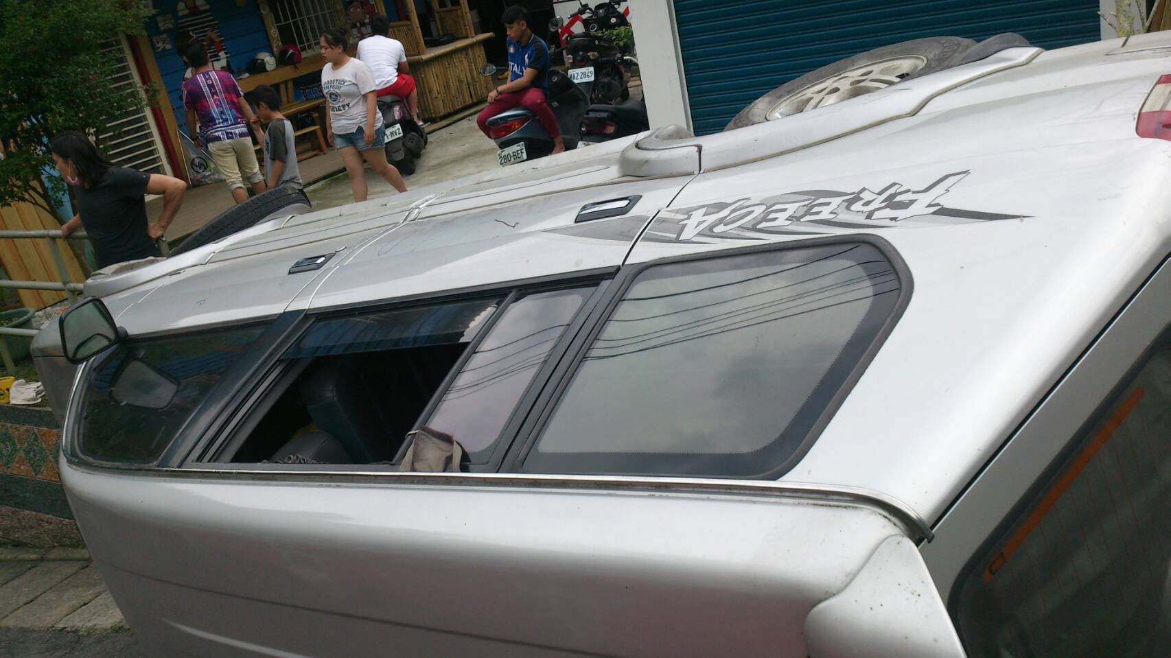  陳女將車子停在陡坡，車輛卻因不明原因往前滑而翻覆。