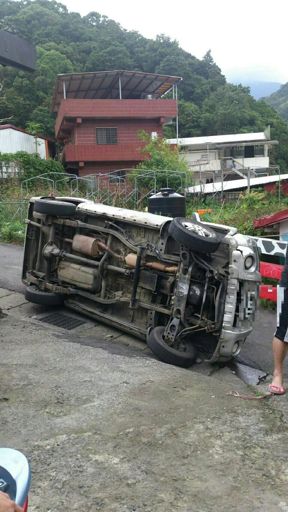 6歲男童從開啟的車窗被拋出,送醫前已無呼吸心跳,至今仍未脫離險境。