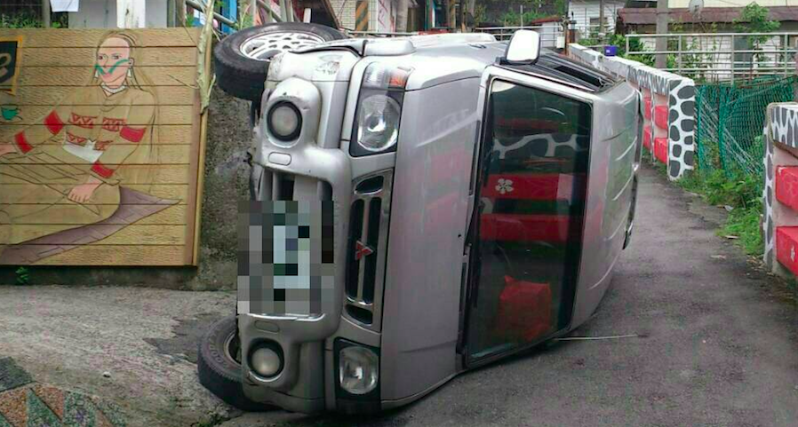 疑似母親手剎車沒拉而發生意外，男童頭受重創目前尚未脫離險境。