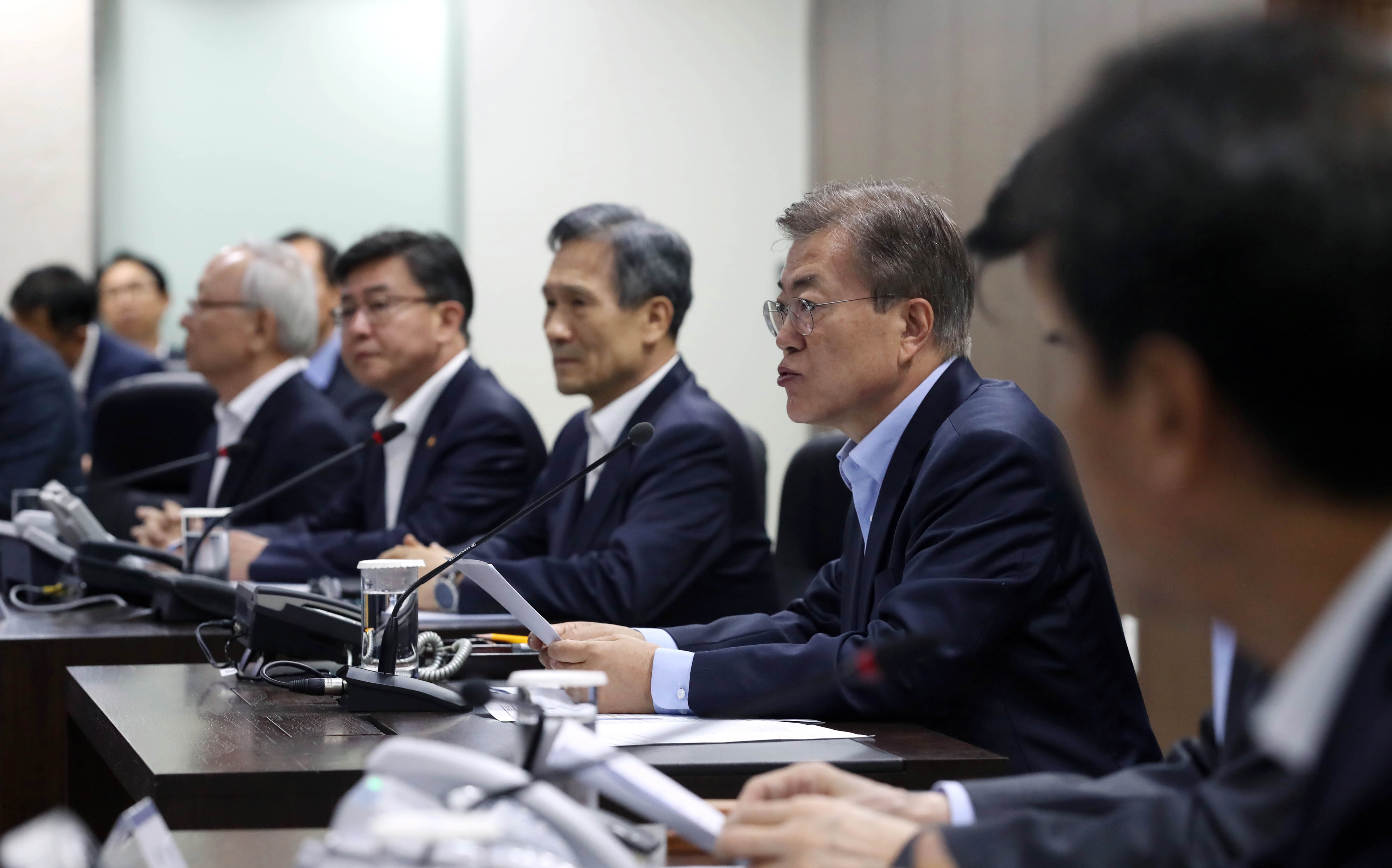 北韓一早再度試射導彈，上任才四天的南韓新總統文在寅（右）召開了首次國安會議，討論相關情勢。（東方IC）